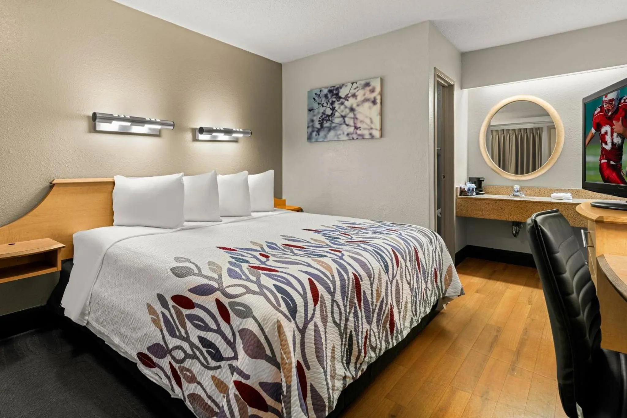 Photo of the whole room, Bed in Red Roof Inn Salem