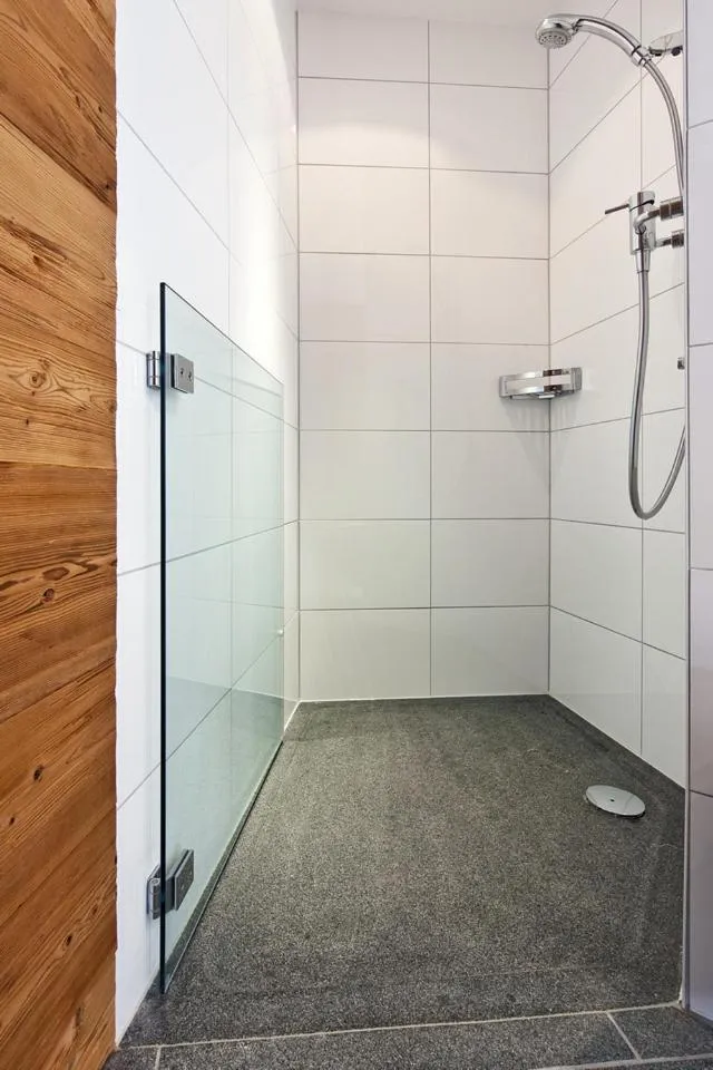 Shower in Arosa Vetter Hotel