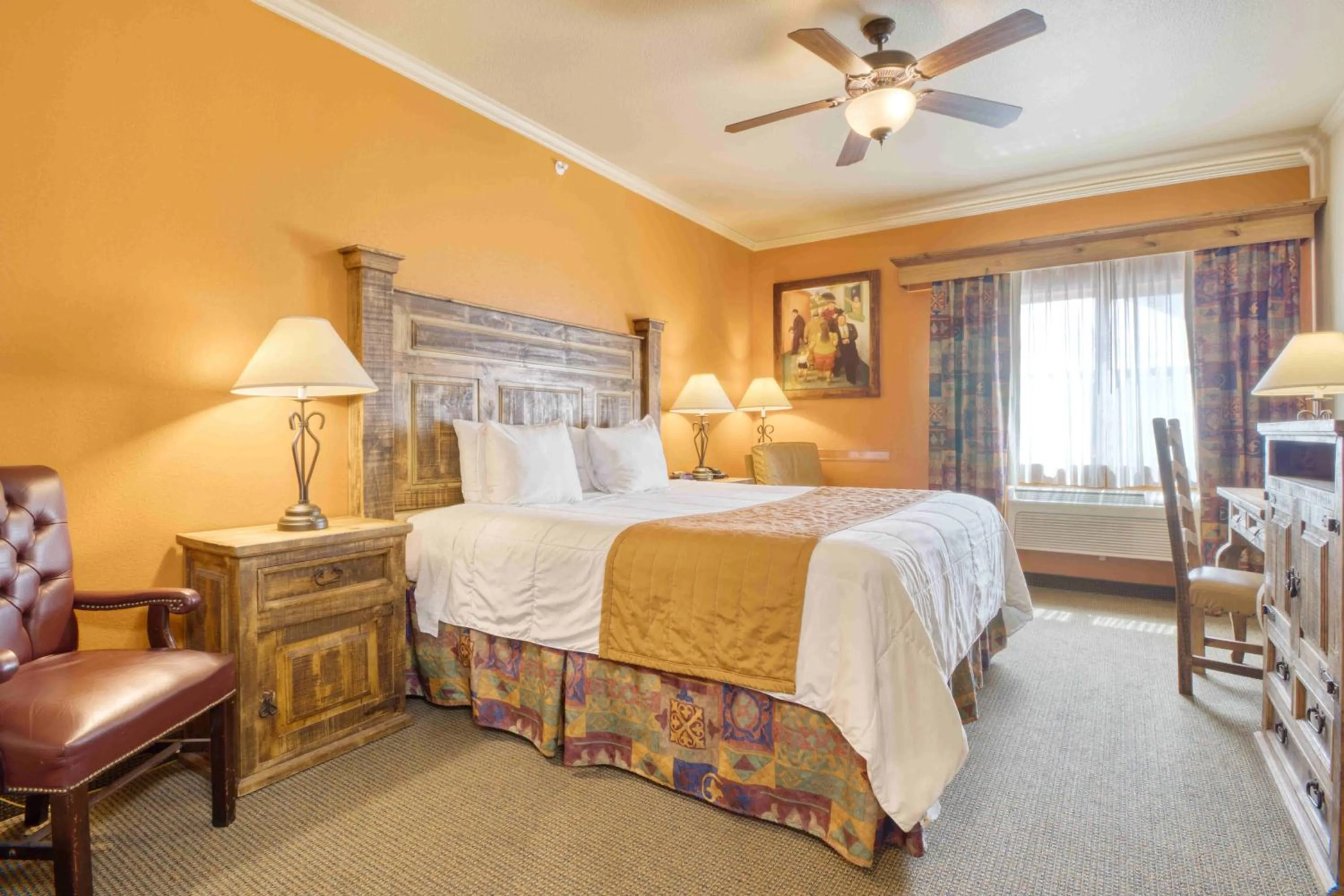 Bed in La Hacienda Inn near Alamodome & Riverwalk