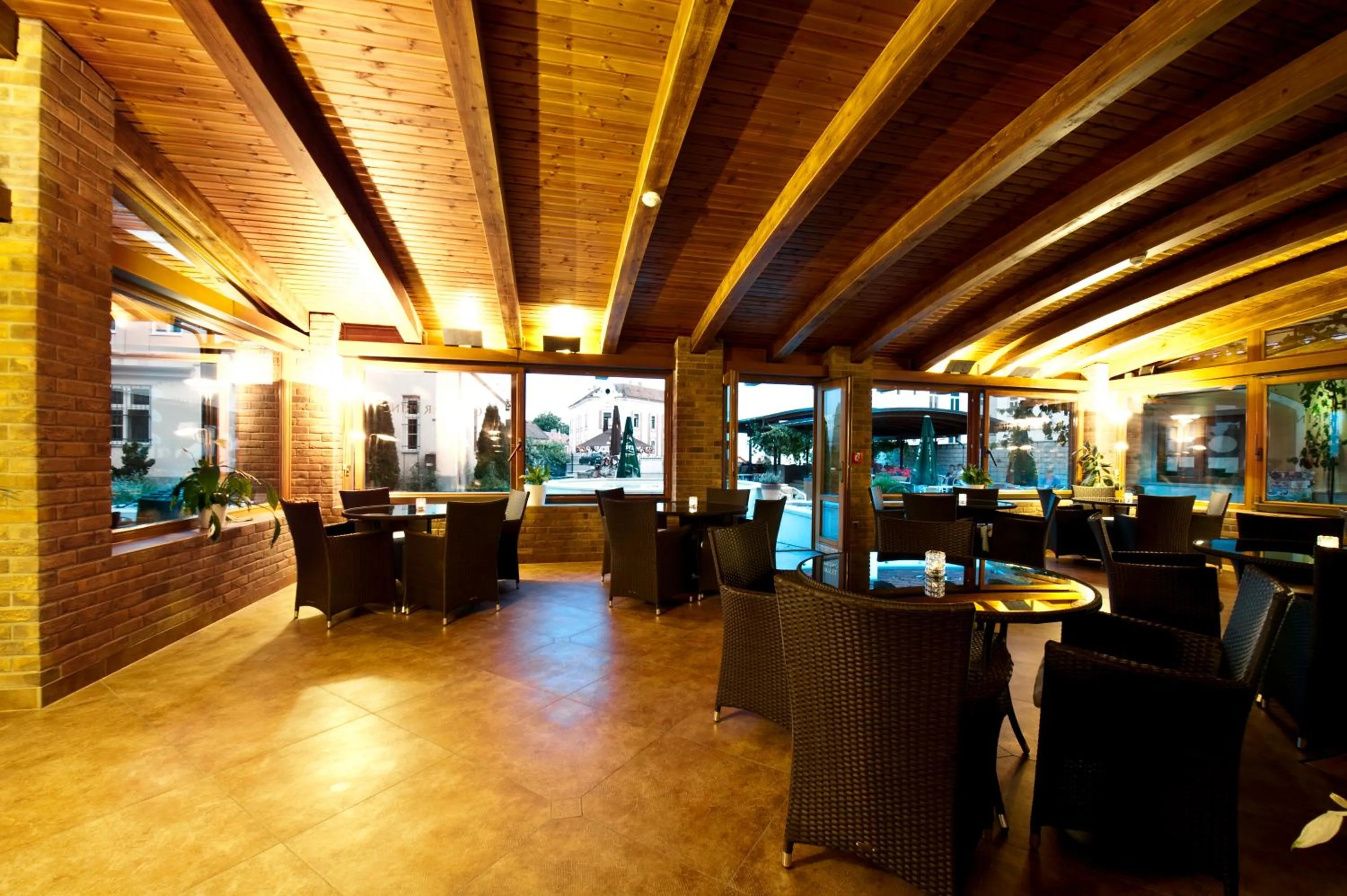 Restaurant/places to eat in Hotel Princess