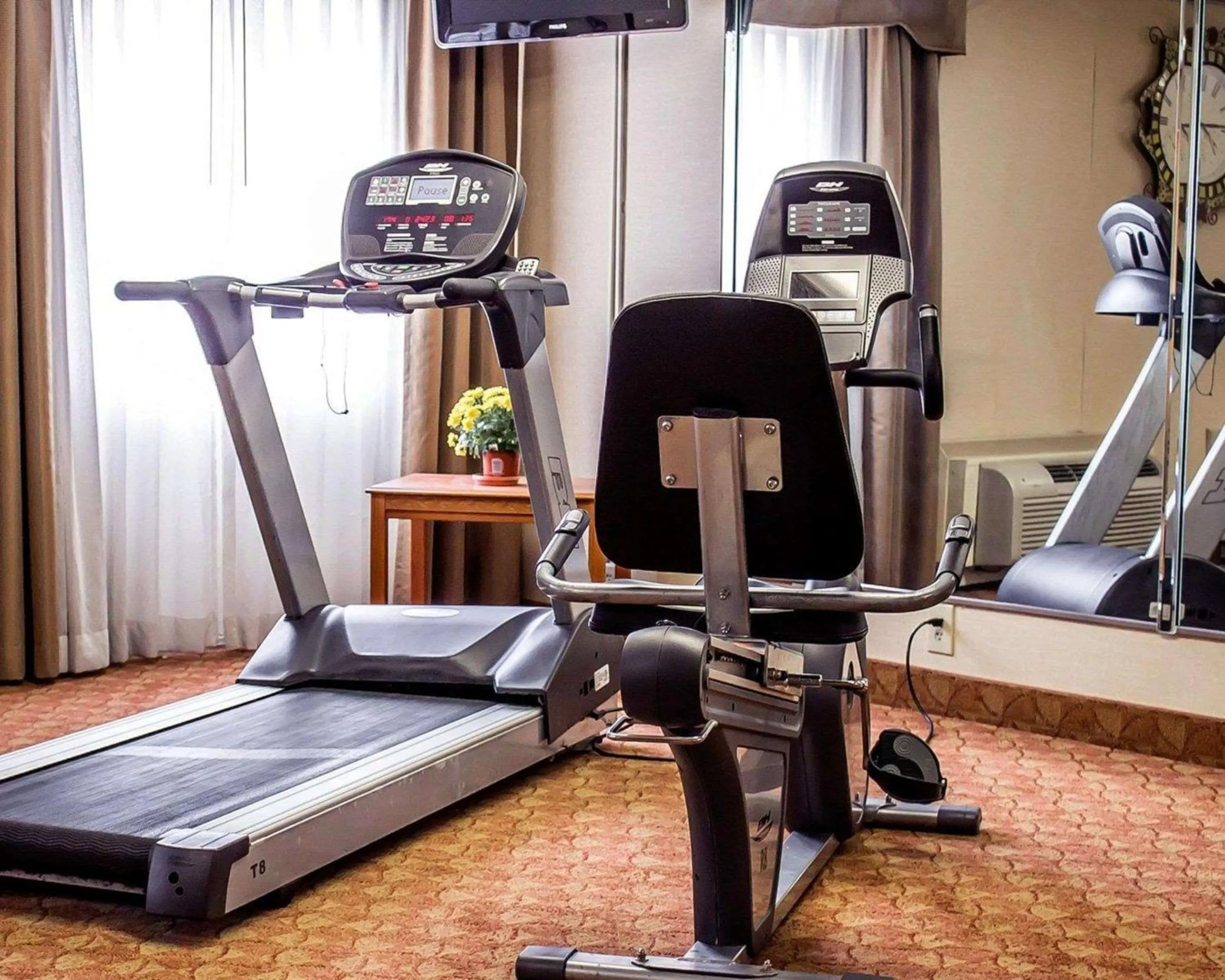 Fitness centre/facilities in Quality Inn