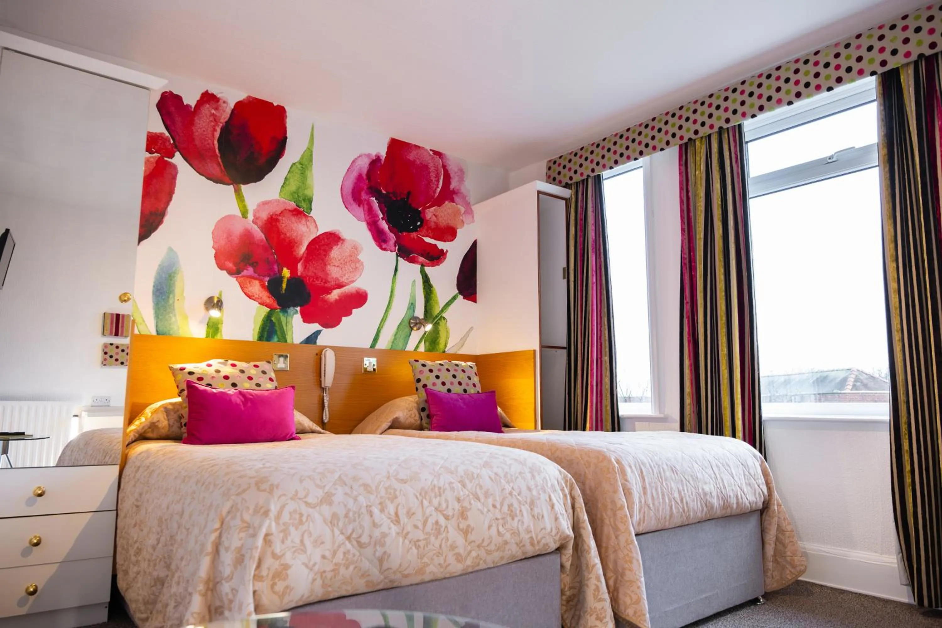 Bedroom, Bed in Park Manor Hotel