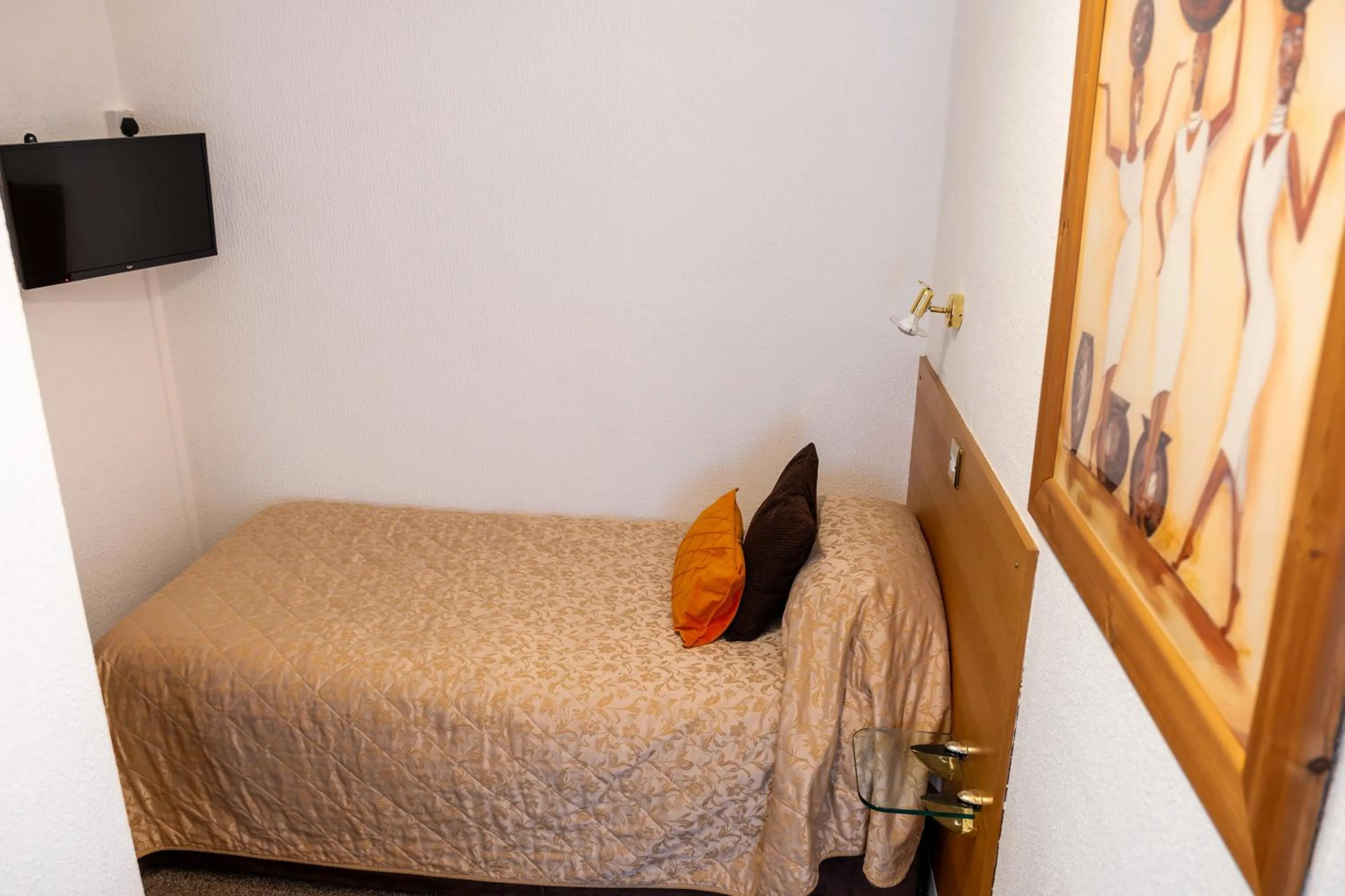 Bedroom, Bed in Park Manor Hotel