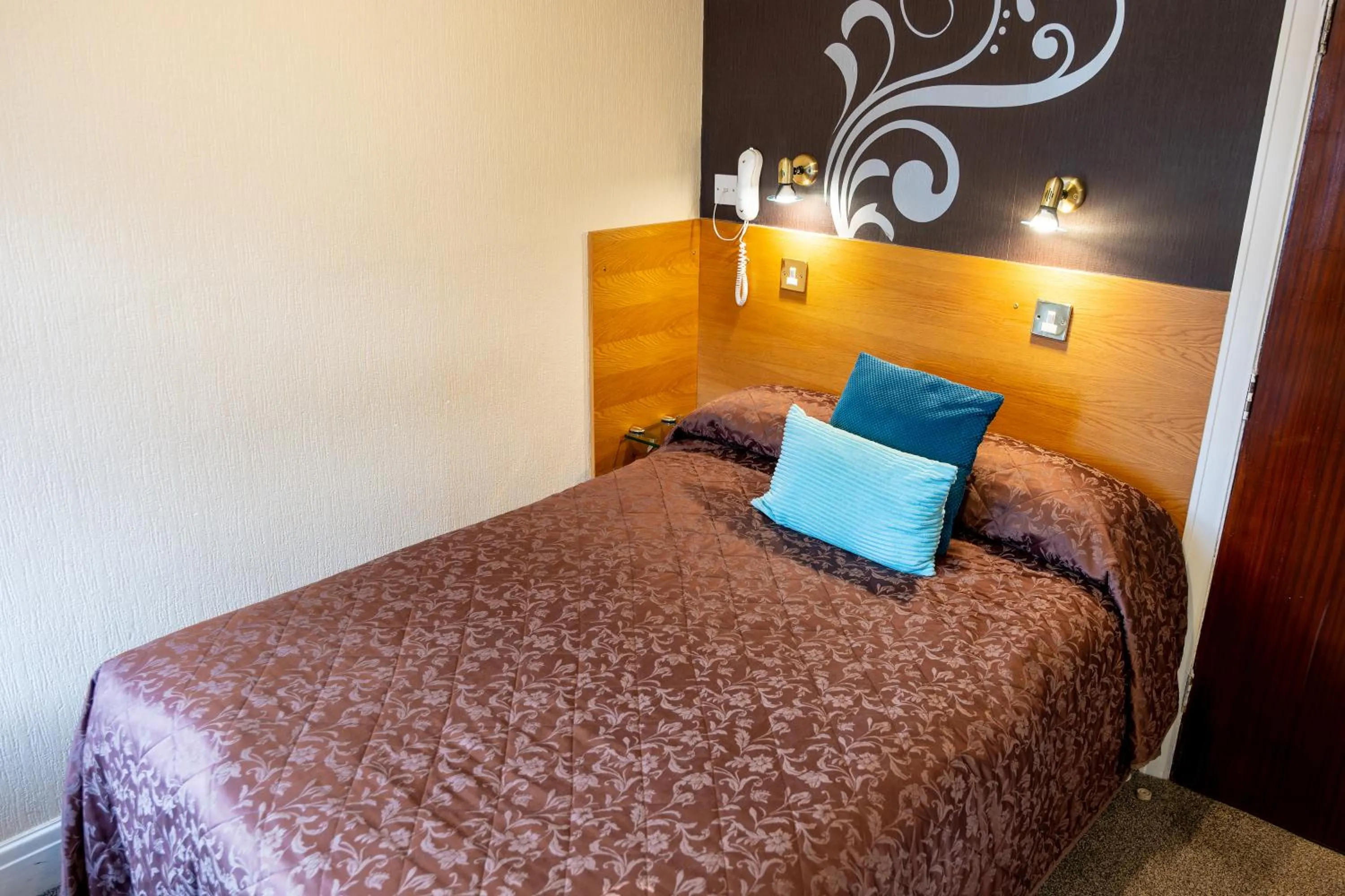 Bedroom, Bed in Park Manor Hotel