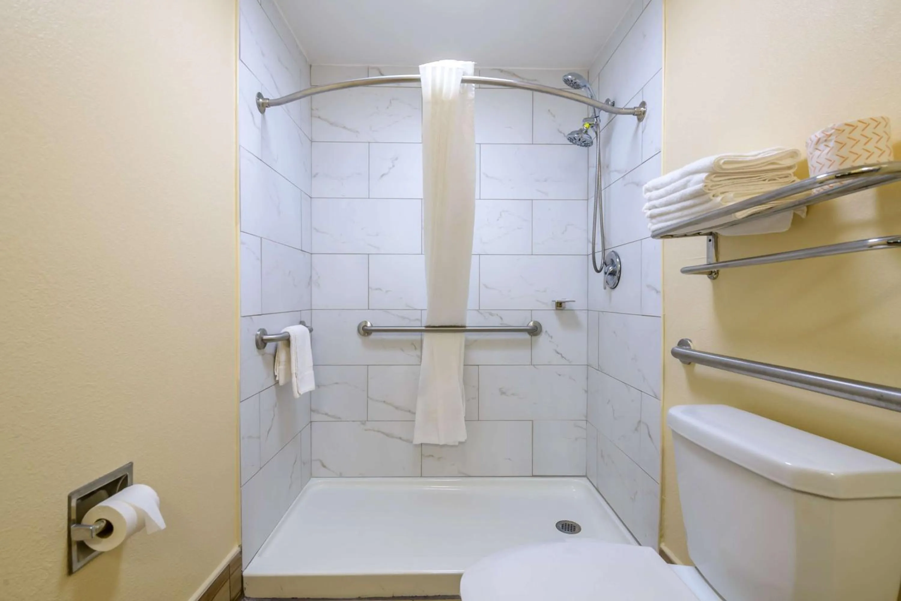 Bathroom in Motel 6 Forsyth, GA Tift College