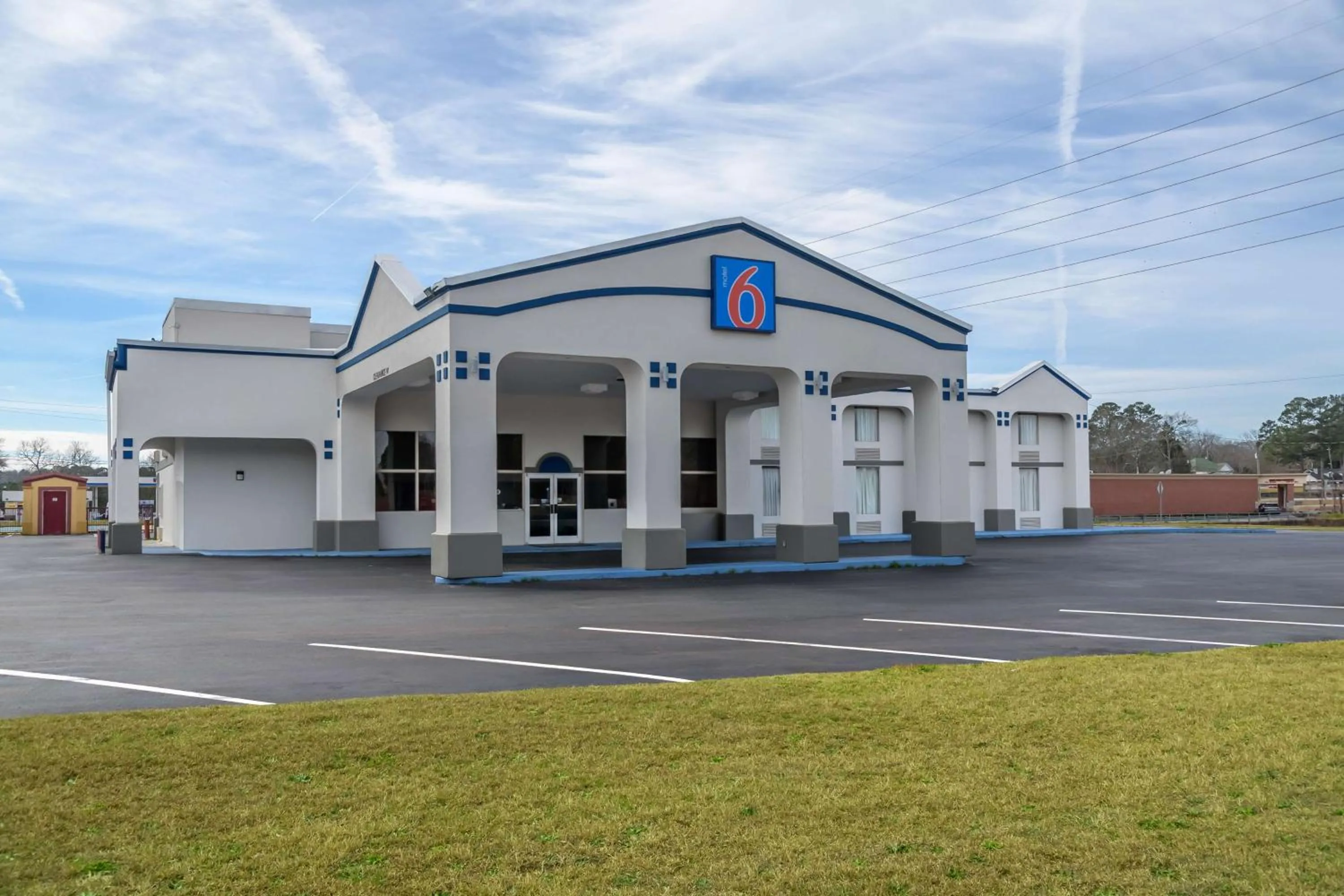 Property building in Motel 6 Forsyth, GA Tift College