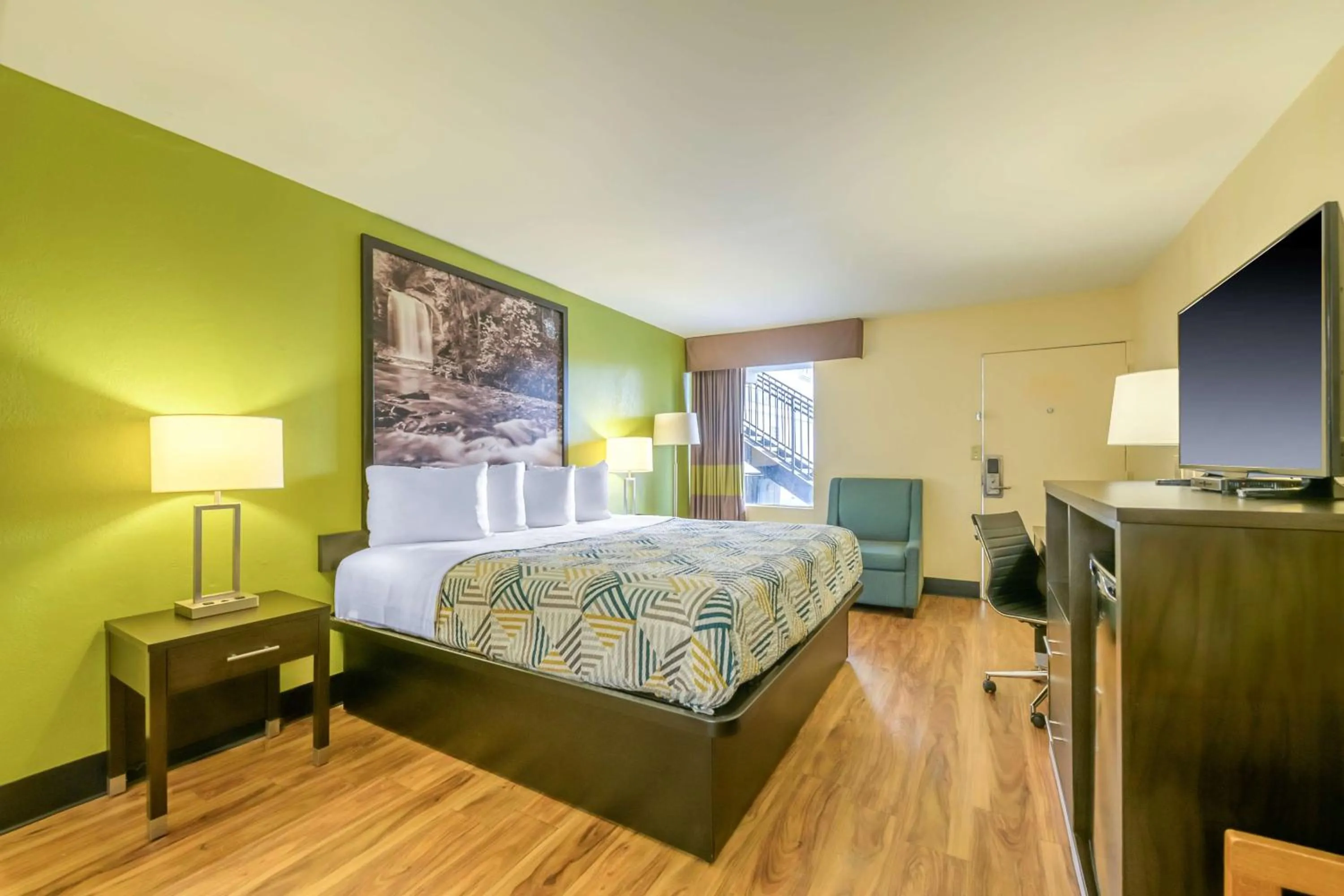 Bedroom, Bed in Motel 6 Forsyth, GA Tift College