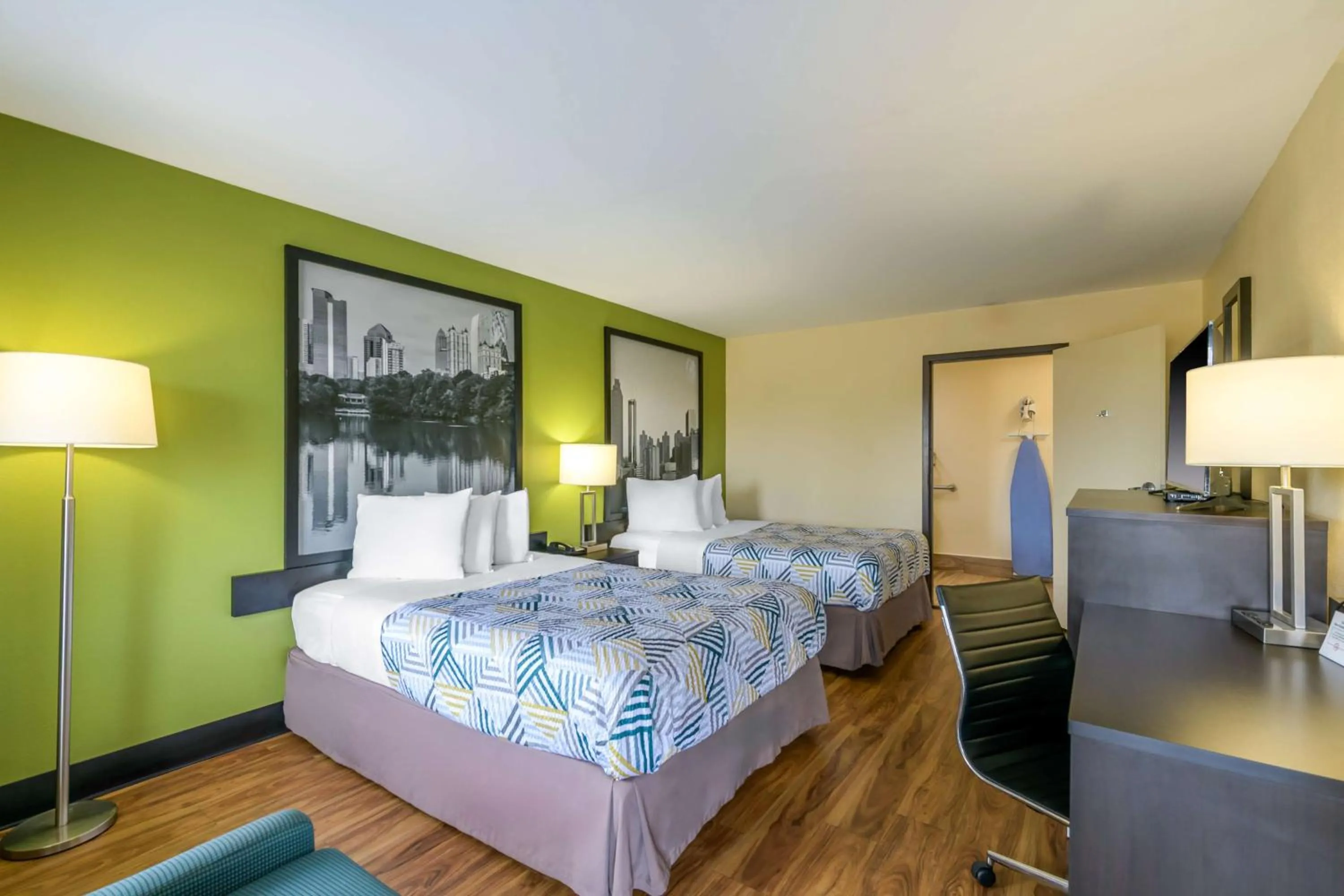 Bedroom, Bed in Motel 6 Forsyth, GA Tift College