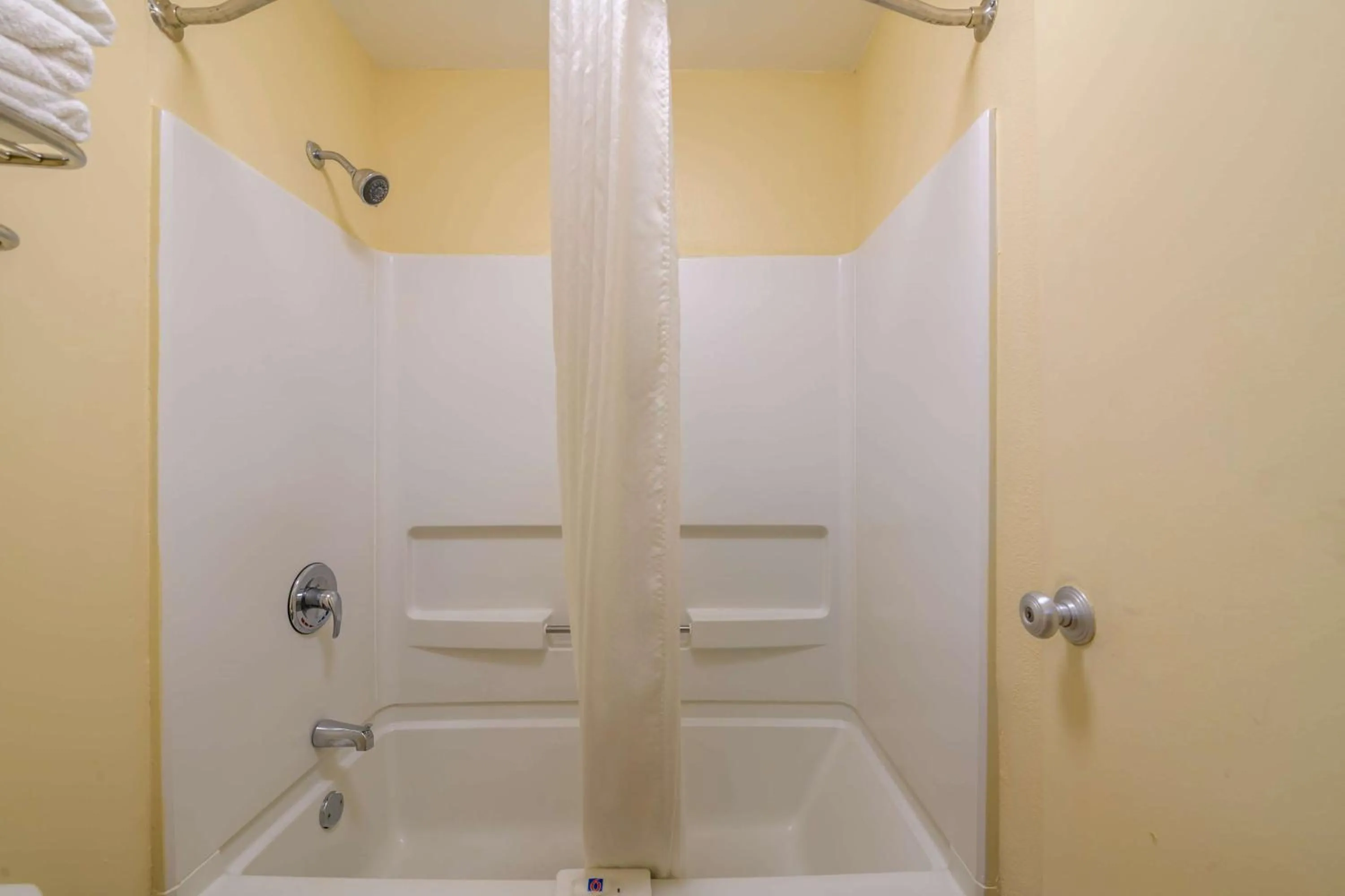 Bathroom in Motel 6 Forsyth, GA Tift College