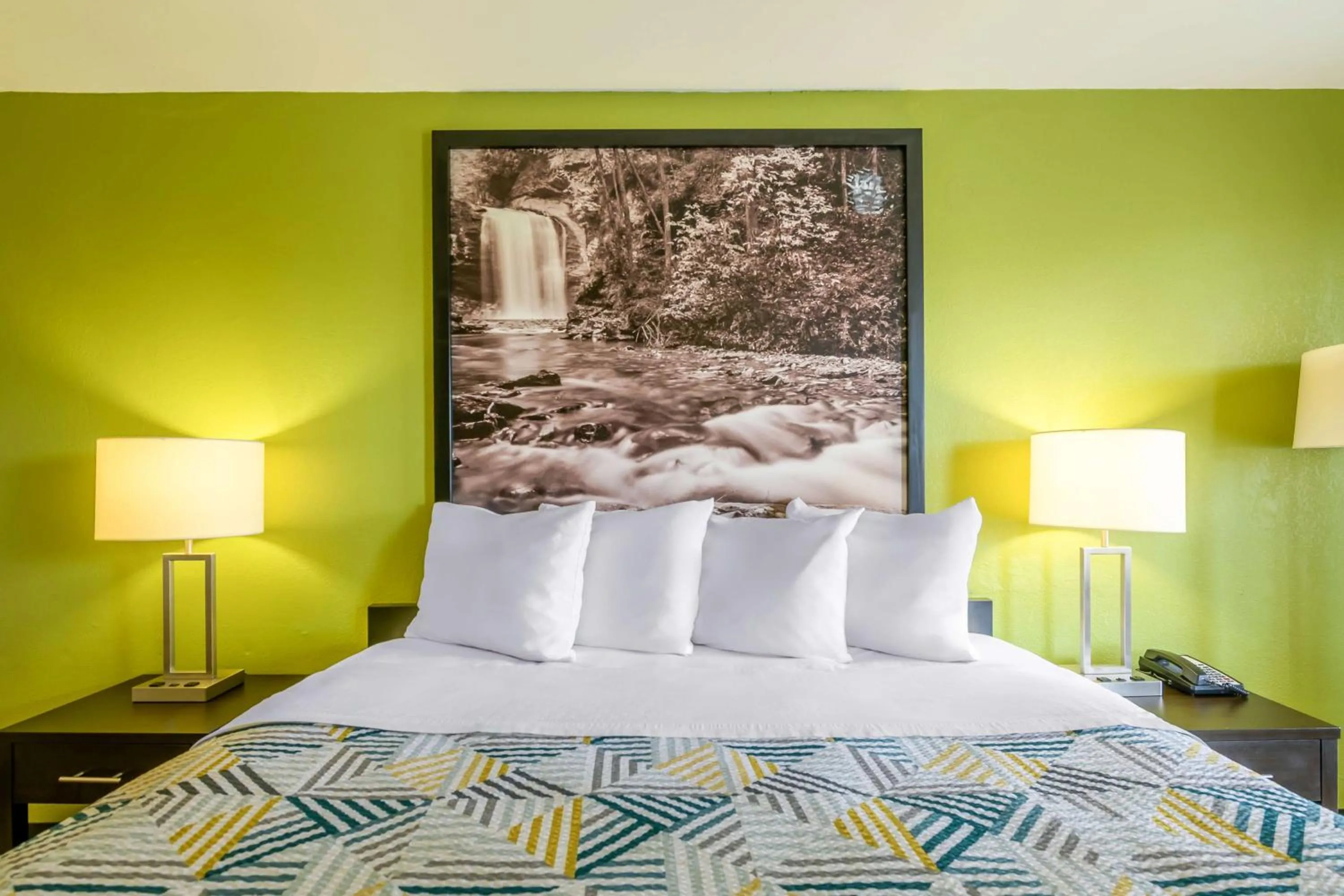 Bedroom, Bed in Motel 6 Forsyth, GA Tift College