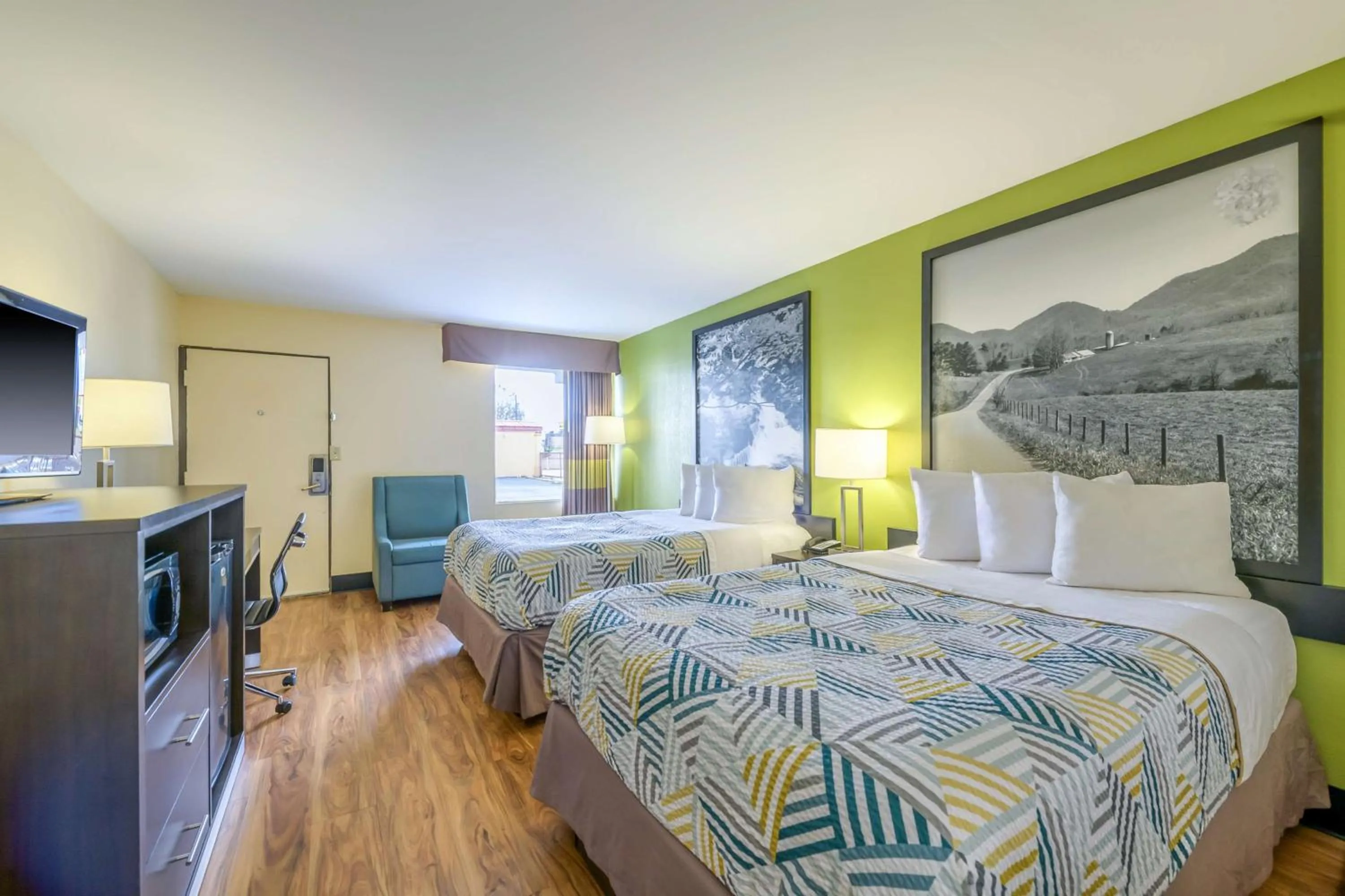 Bedroom, Bed in Motel 6 Forsyth, GA Tift College