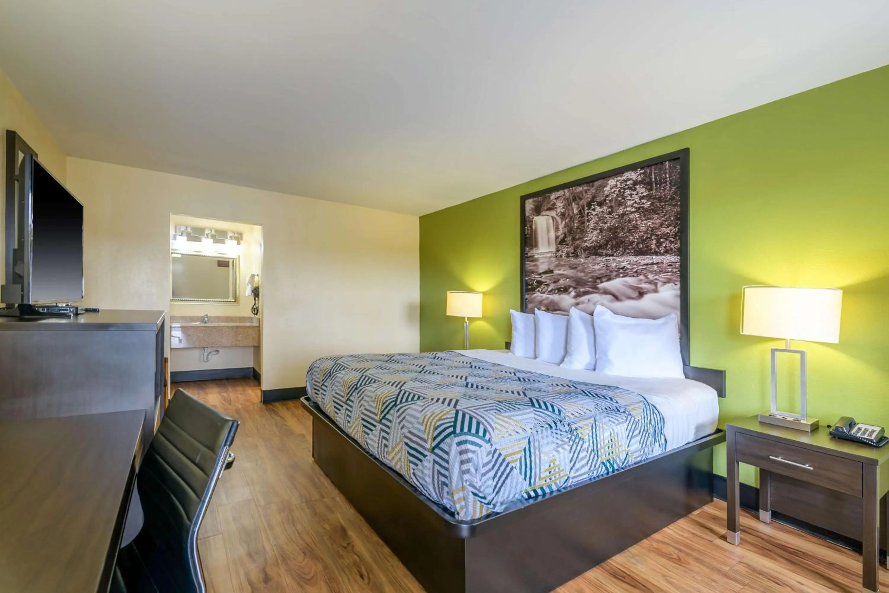 Bedroom, Bed in Motel 6 Forsyth, GA Tift College