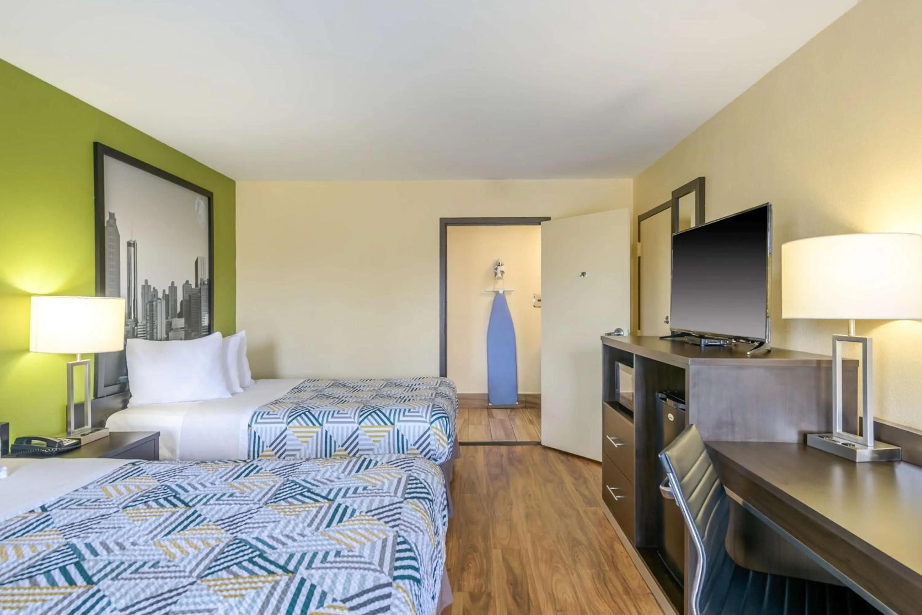 Bedroom, Bed in Motel 6 Forsyth, GA Tift College