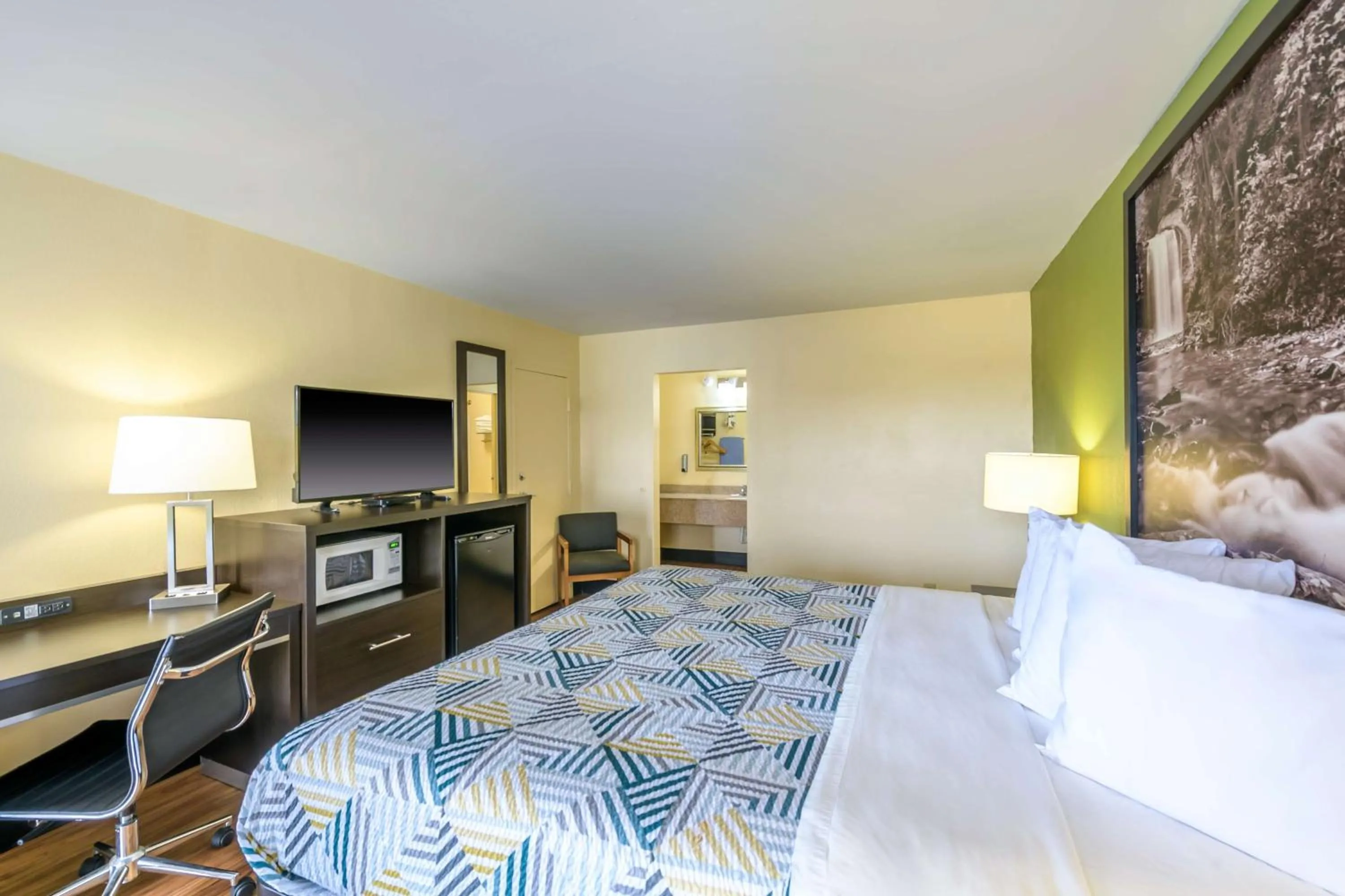 Bedroom, Bed in Motel 6 Forsyth, GA Tift College