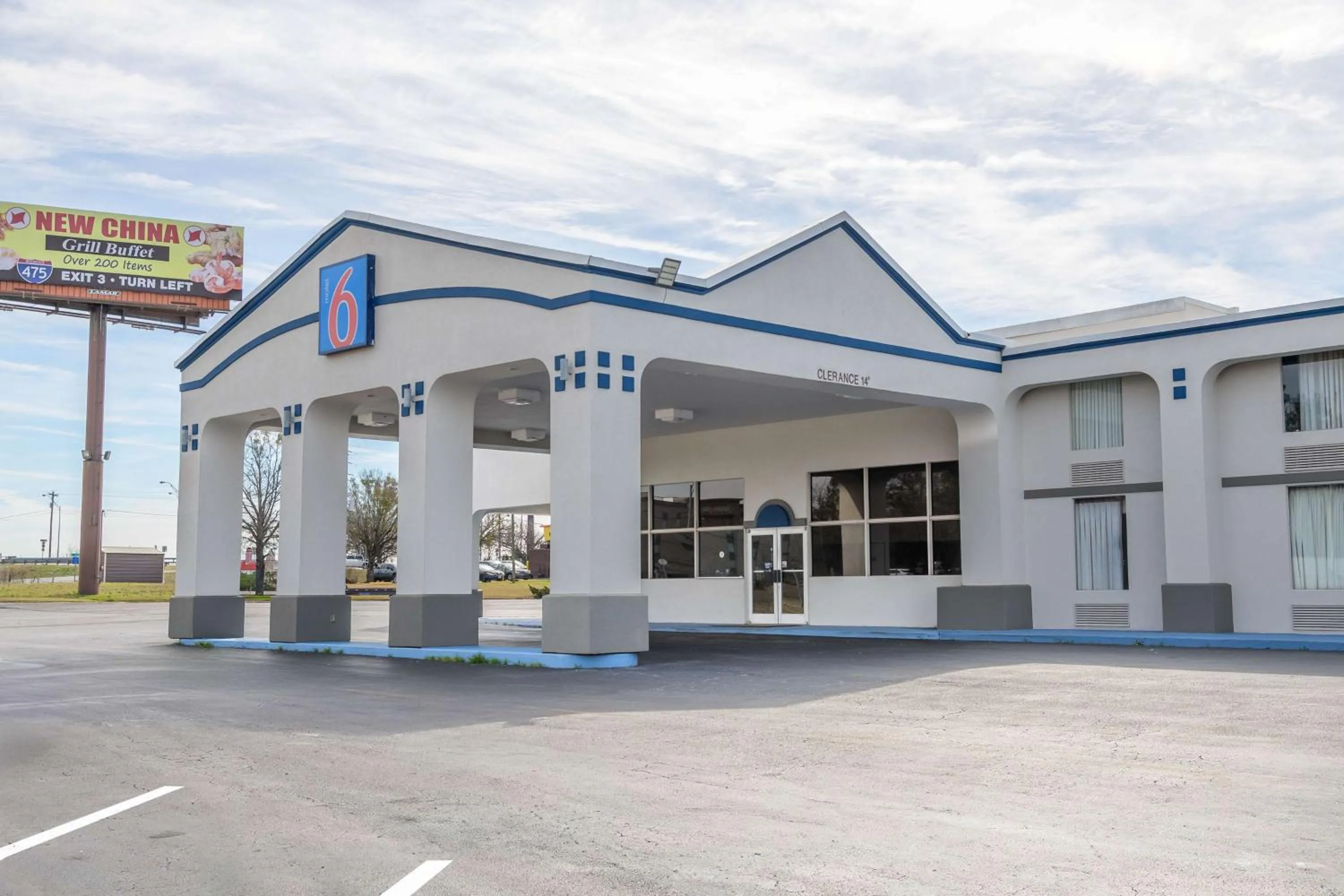 Property building in Motel 6 Forsyth, GA Tift College