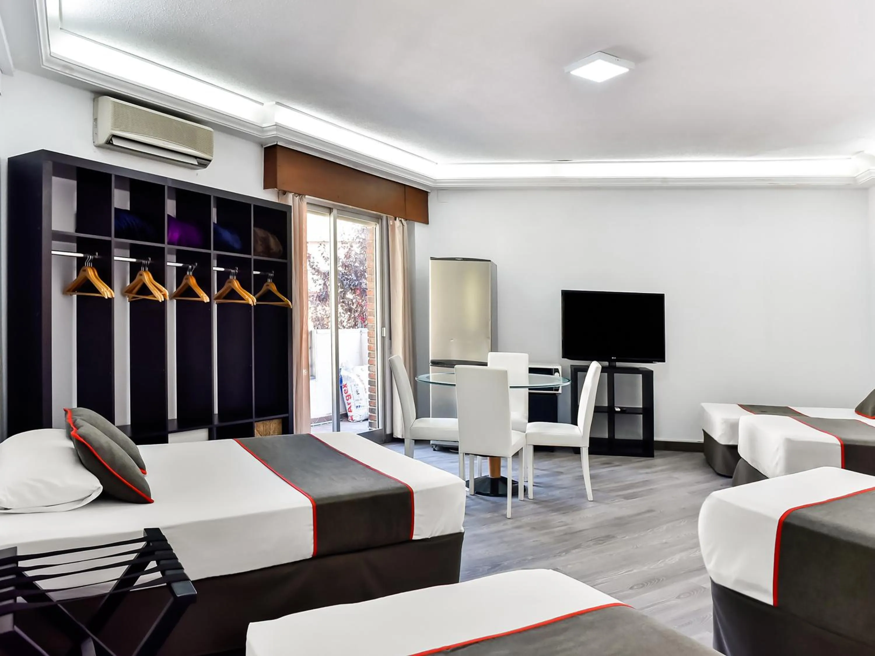 Photo of the whole room in Hello Feria