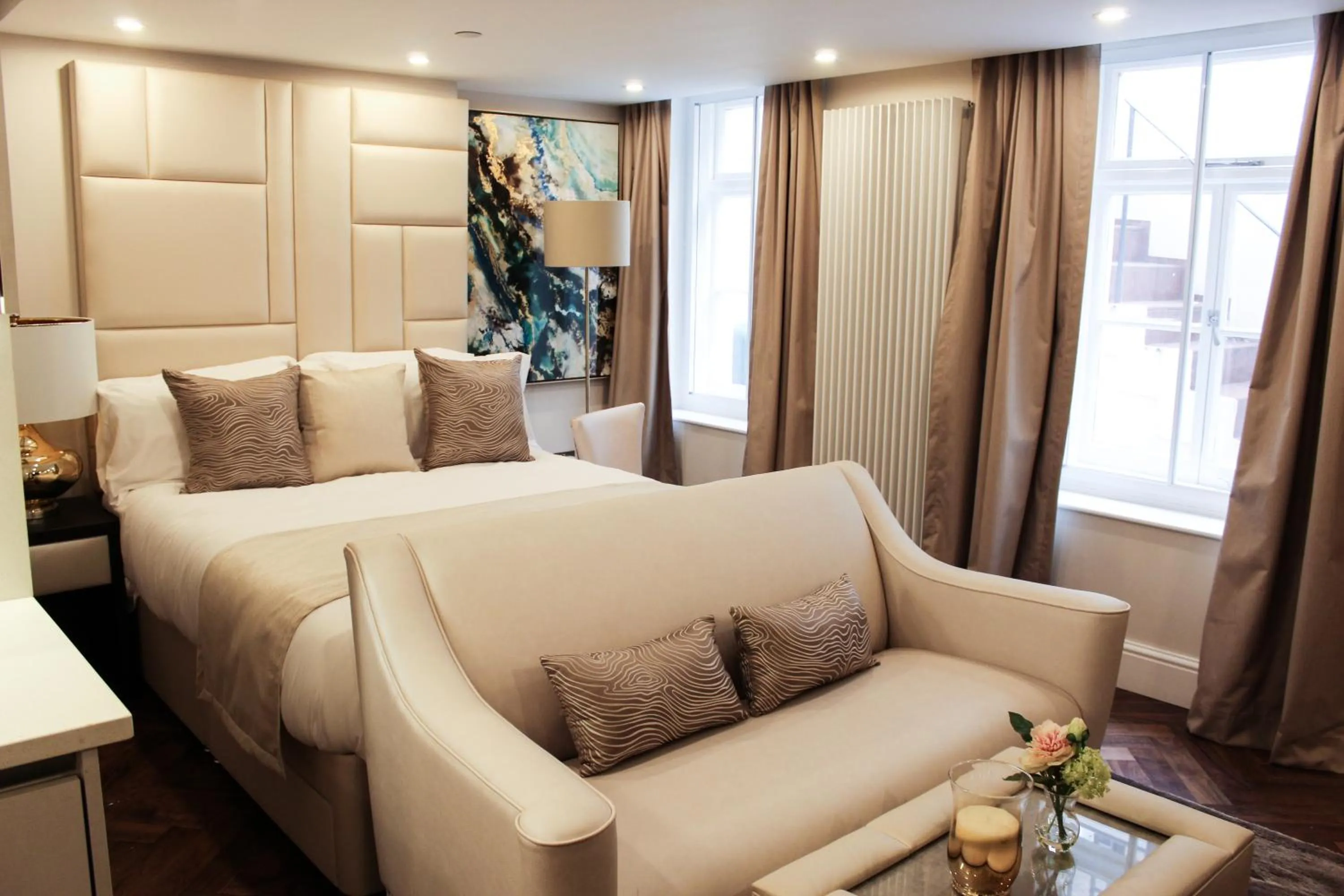 Living room in Baker Street by Viridian Apartments