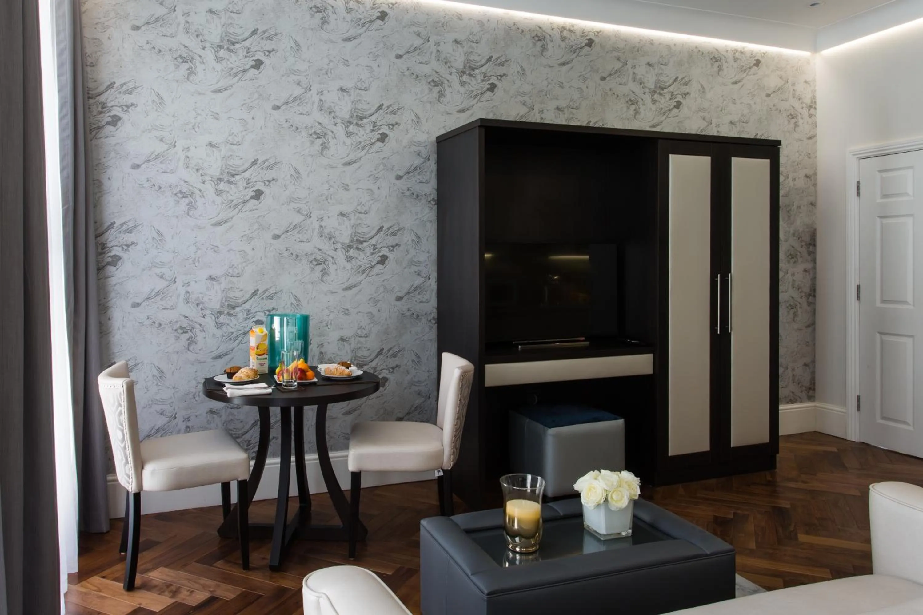 Living room in Baker Street by Viridian Apartments