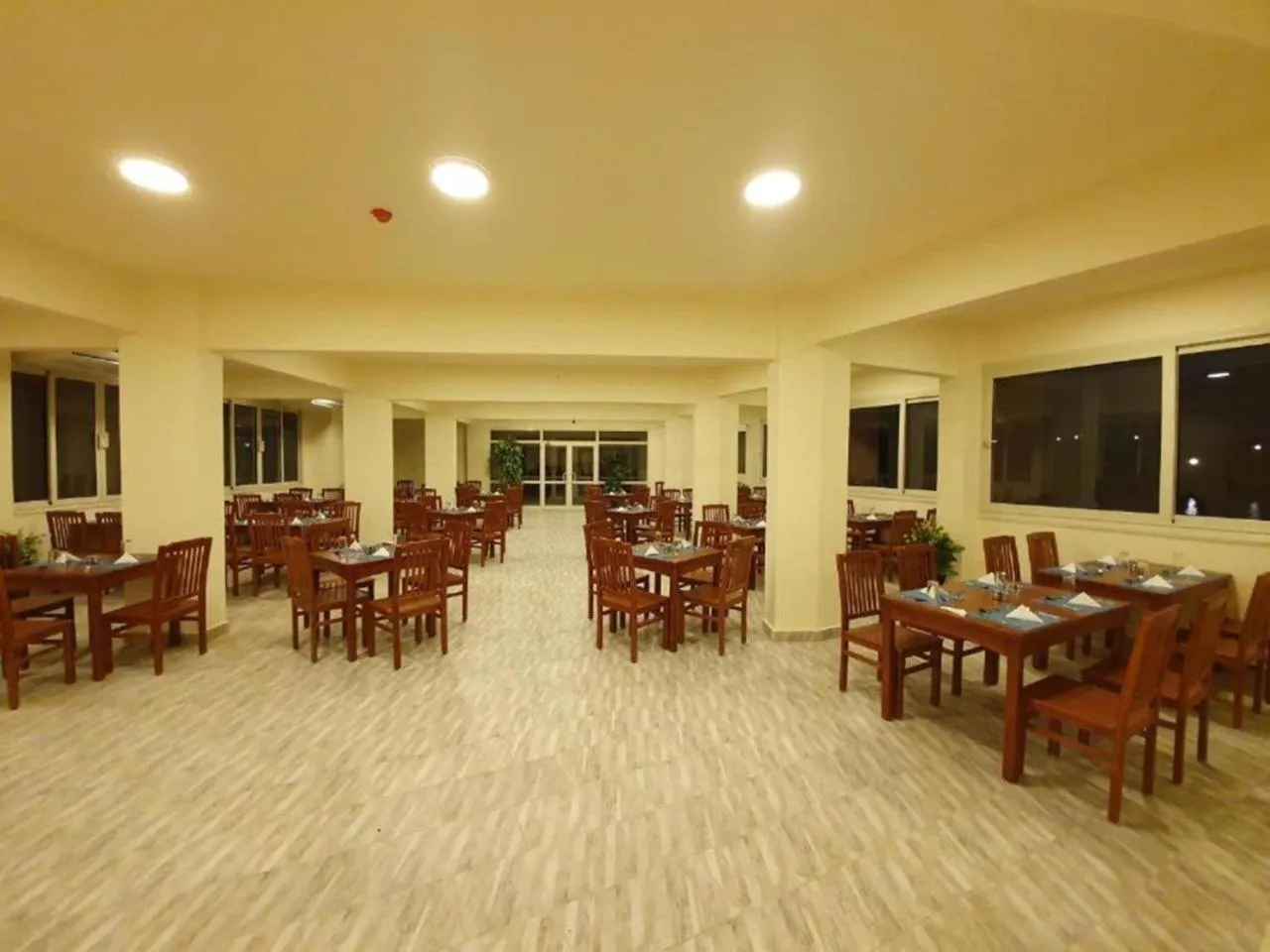 Restaurant/places to eat in Fanar Hotel