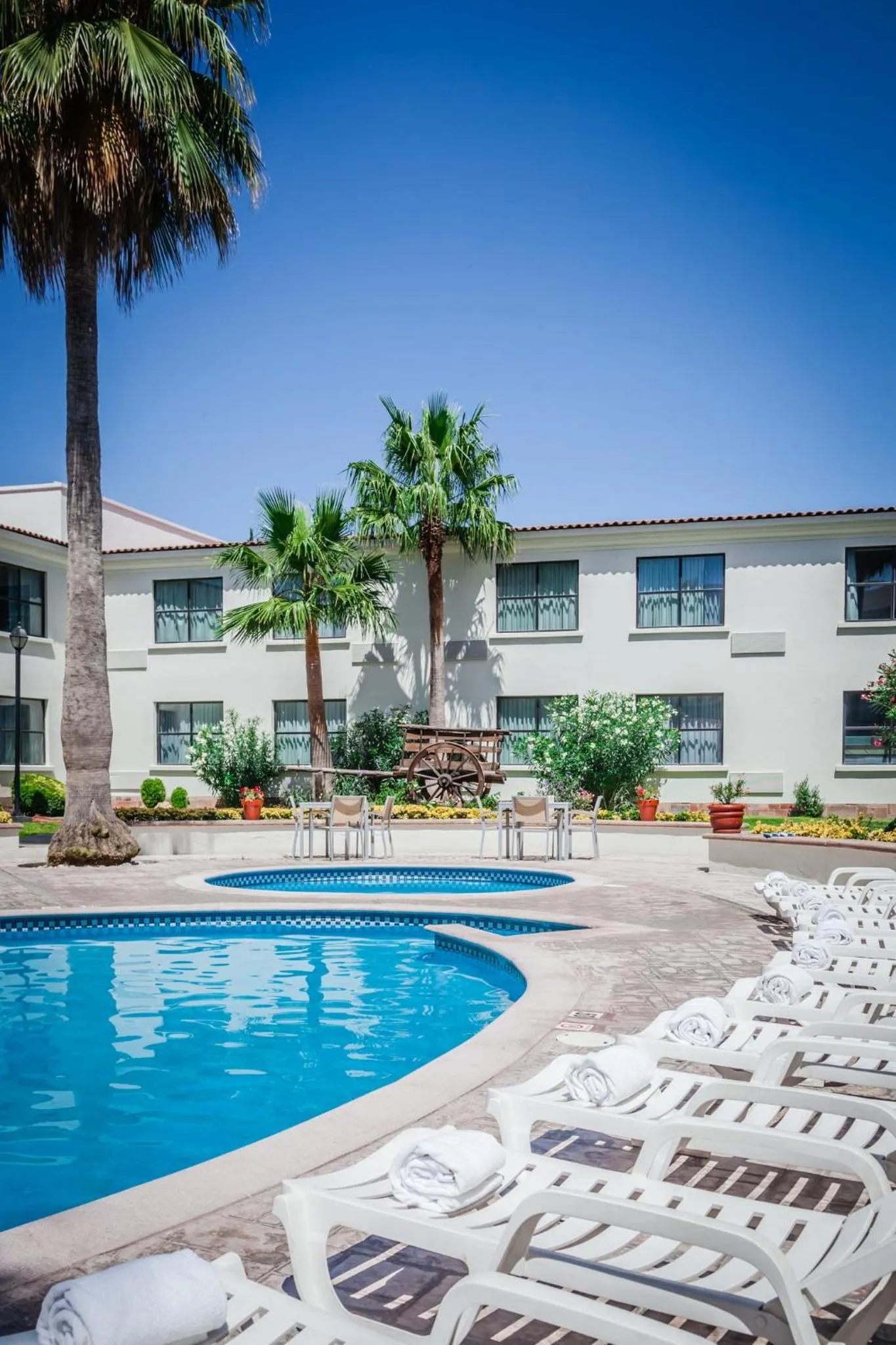 Swimming pool in Fiesta Inn Saltillo