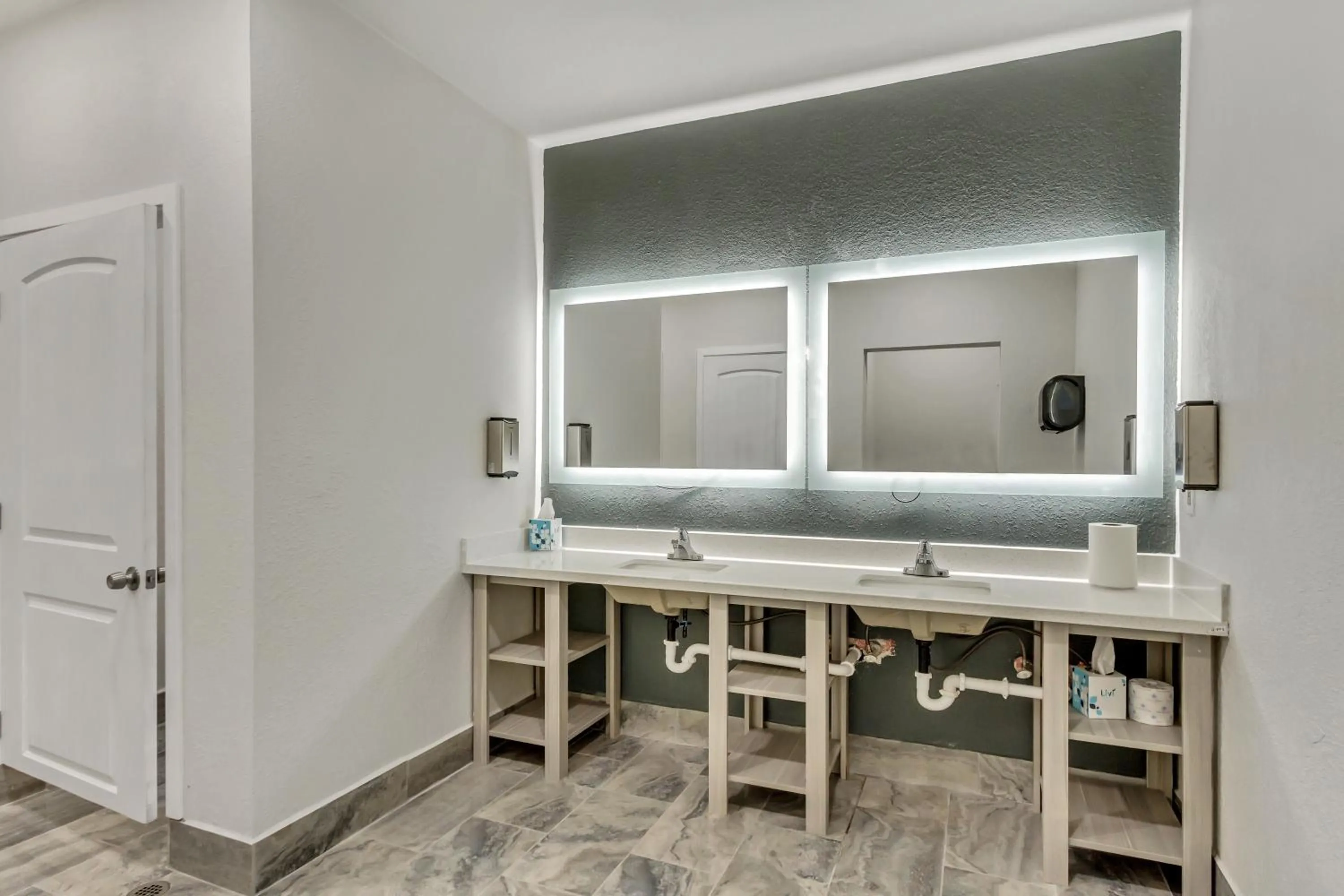 Bathroom in Clarion Inn Salt Lake City Airport