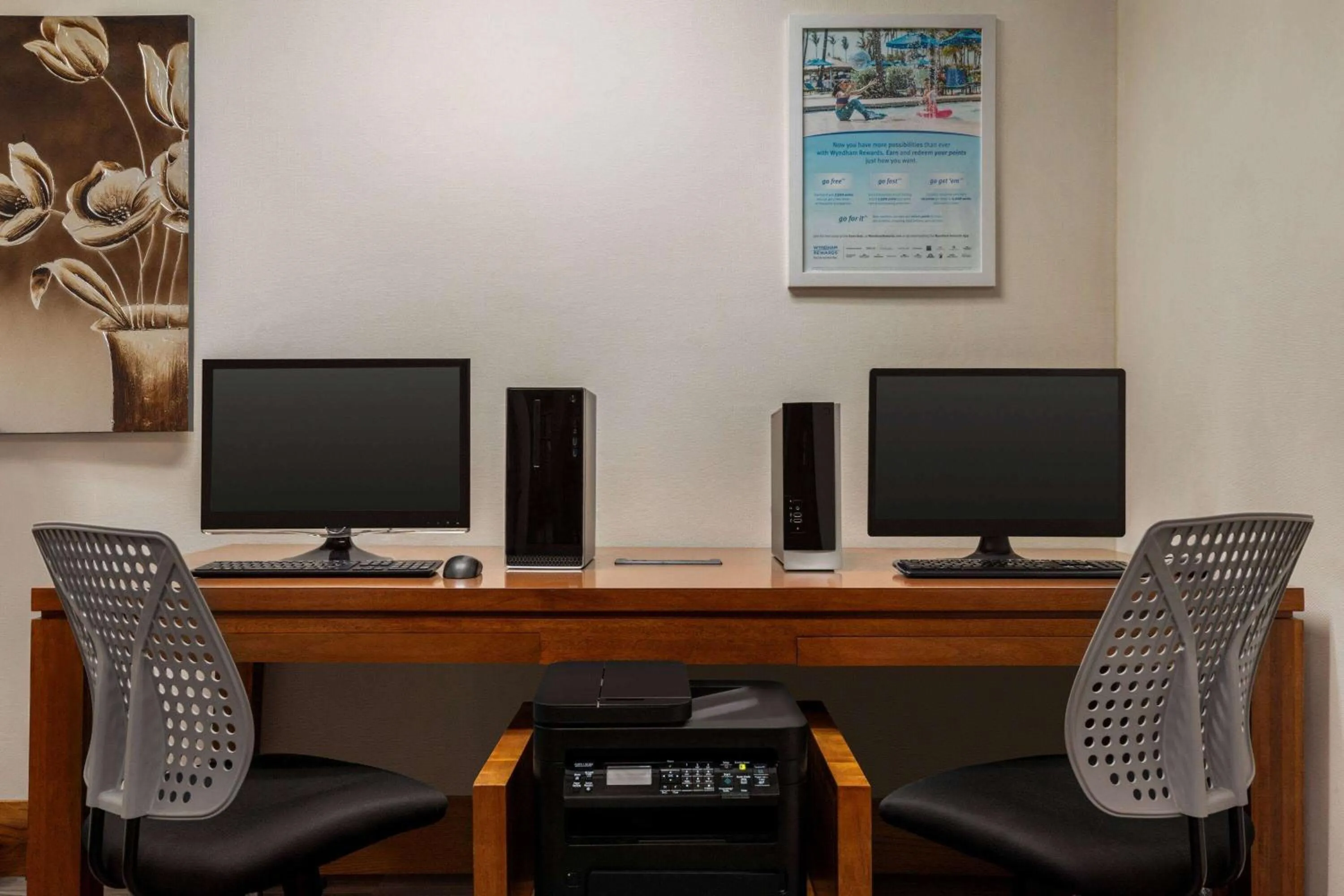 Business facilities in Days Hotel by Wyndham Allentown Airport / Lehigh Valley