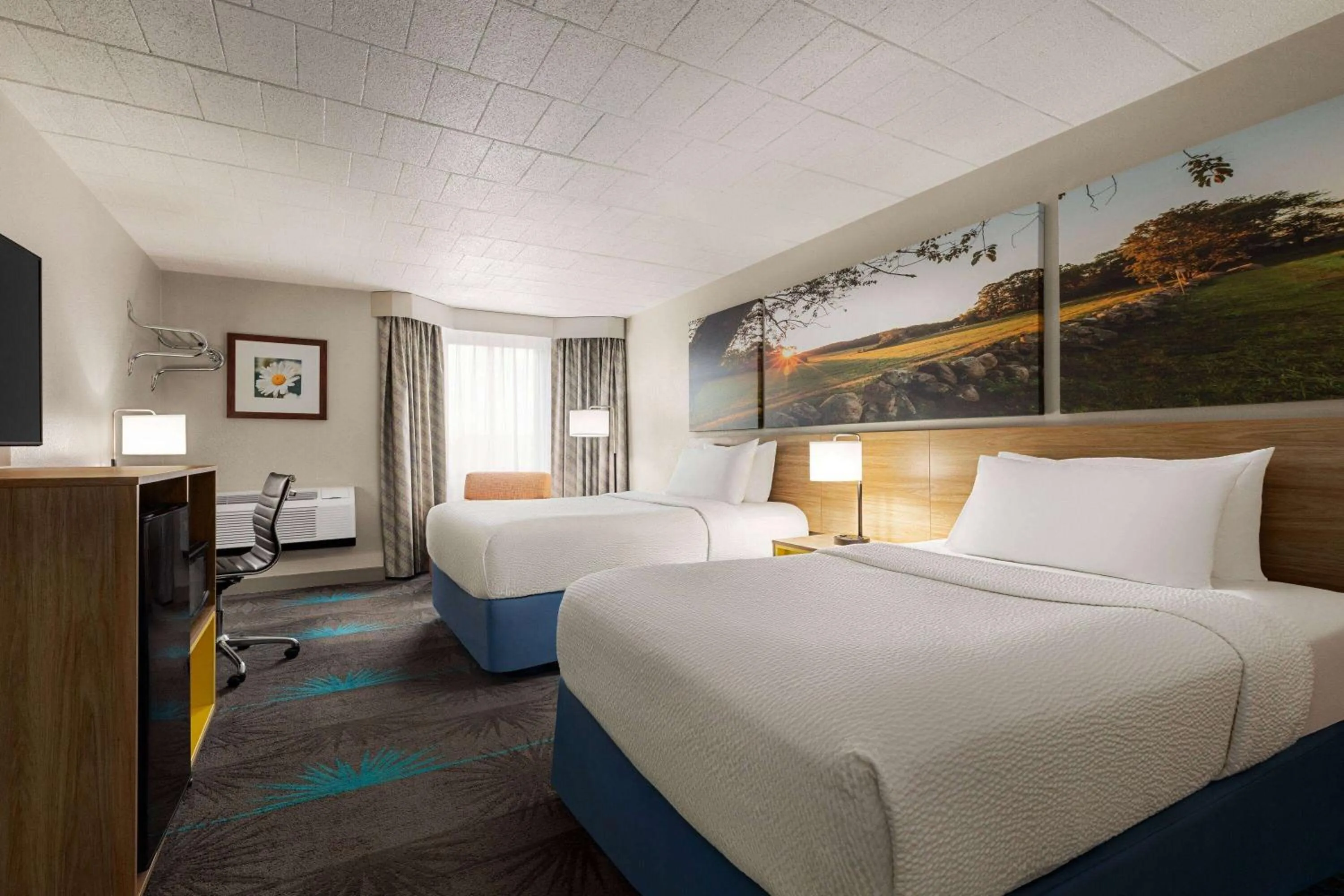 Photo of the whole room, Bed in Days Hotel by Wyndham Allentown Airport / Lehigh Valley