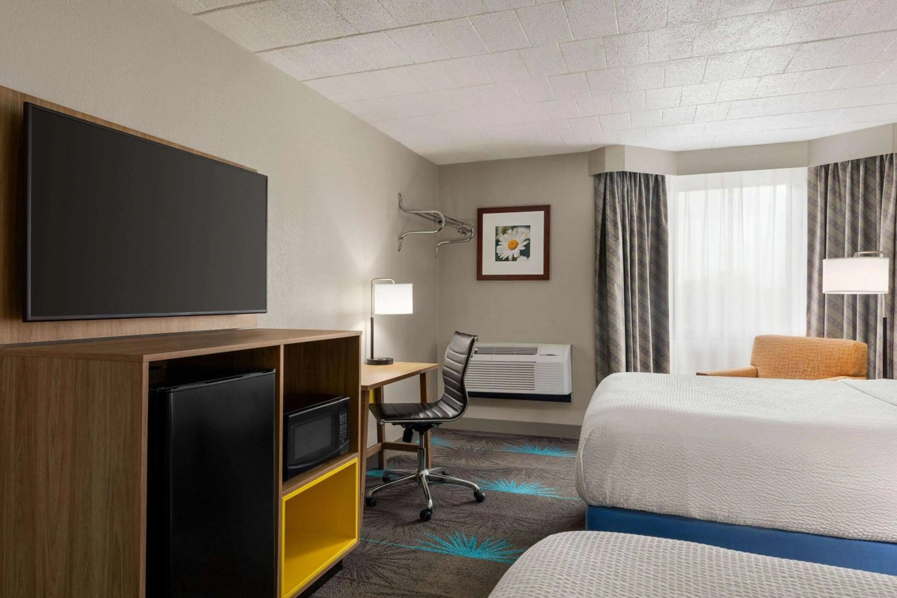 TV and multimedia, Bed in Days Hotel by Wyndham Allentown Airport / Lehigh Valley