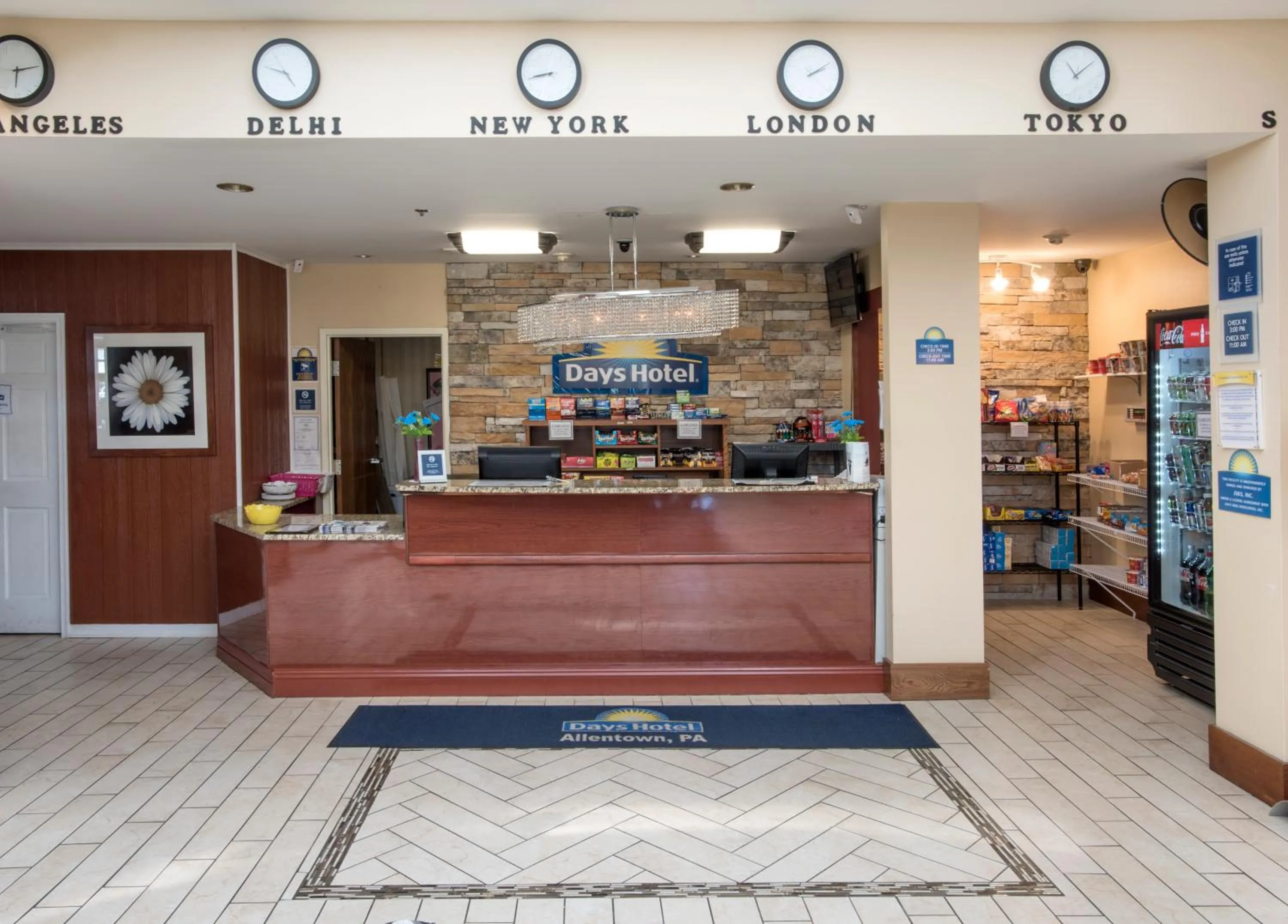 Lobby or reception in Days Hotel by Wyndham Allentown Airport / Lehigh Valley