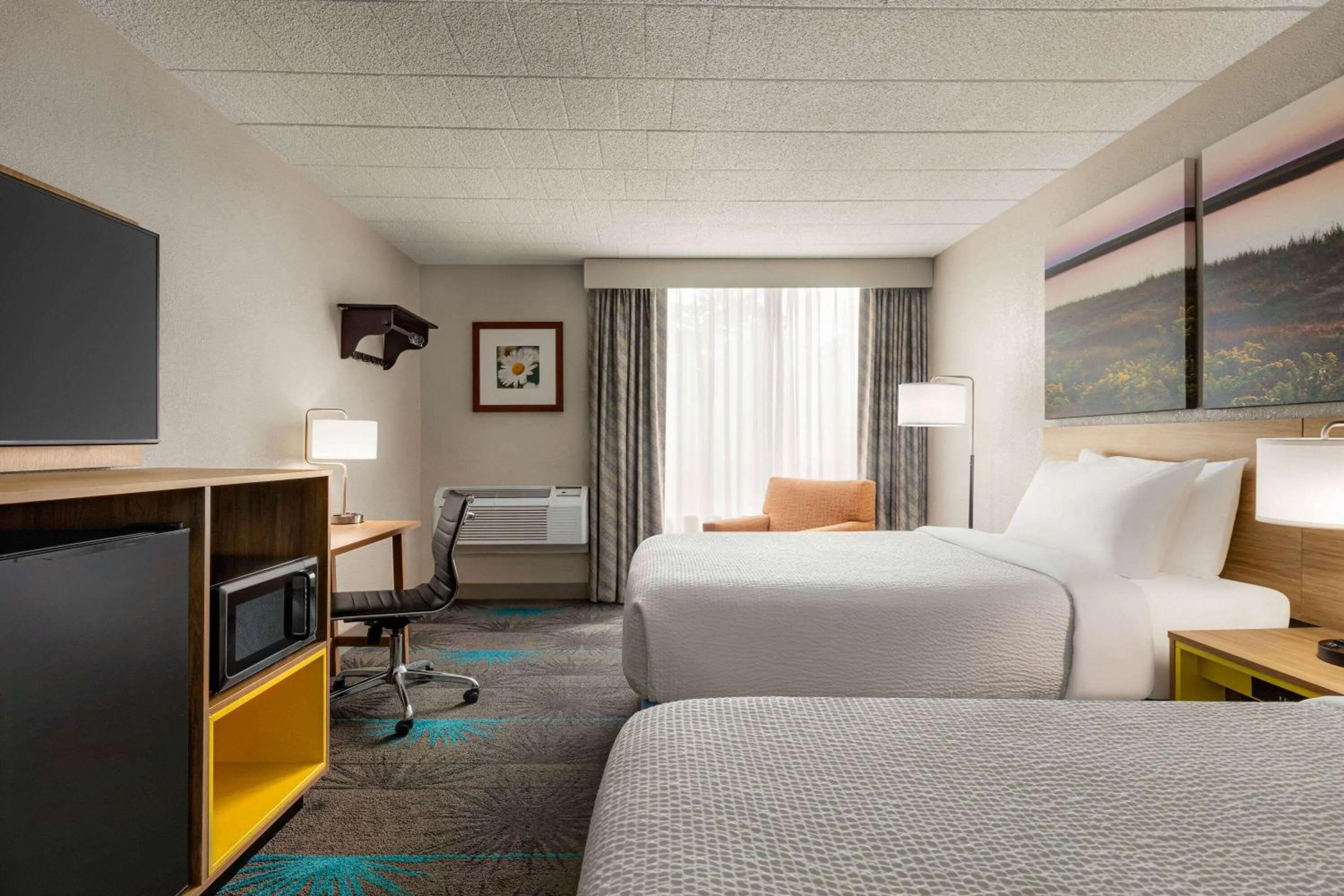 Photo of the whole room, Bed in Days Hotel by Wyndham Allentown Airport / Lehigh Valley