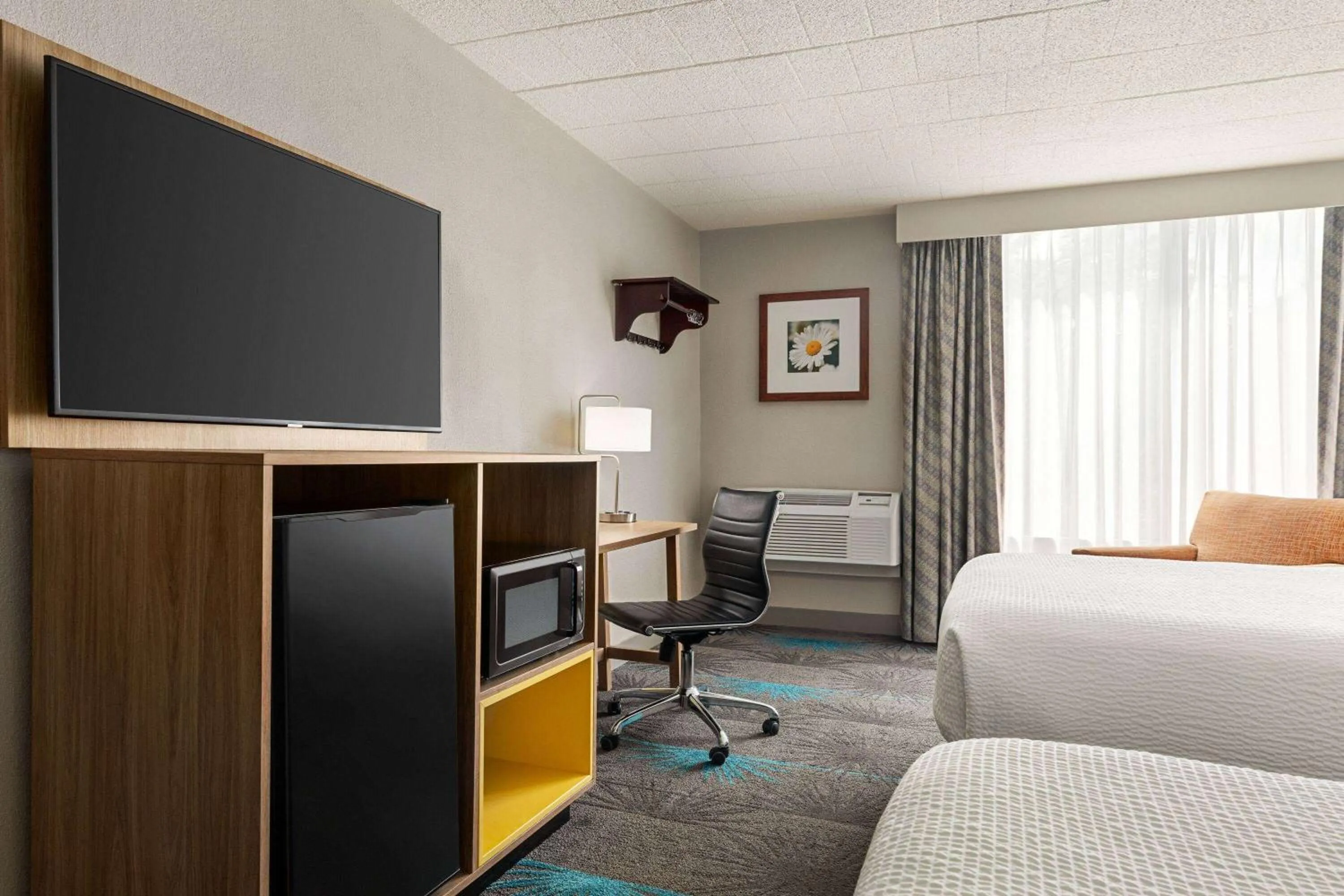 TV and multimedia, Bed in Days Hotel by Wyndham Allentown Airport / Lehigh Valley