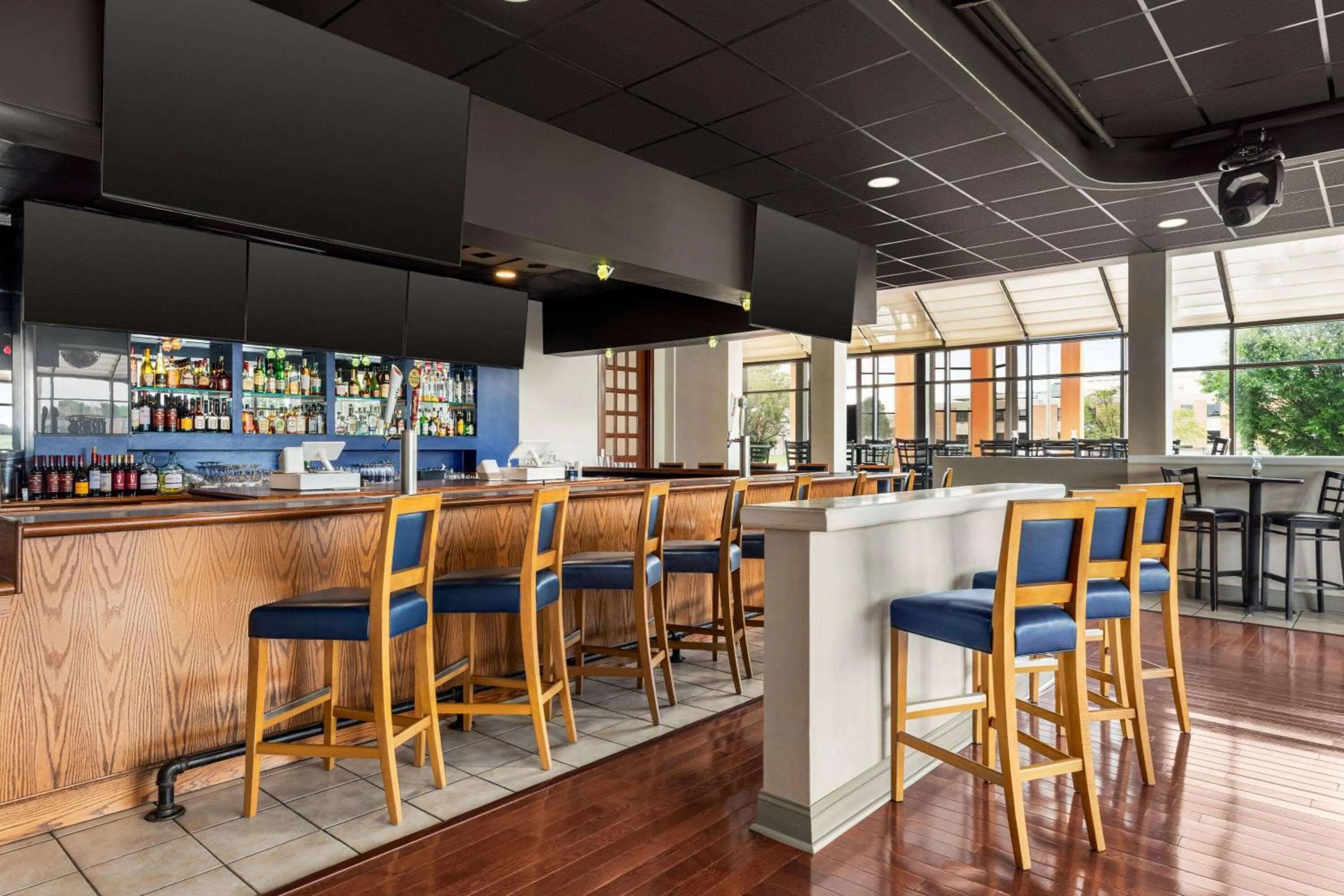 Lounge or bar in Days Hotel by Wyndham Allentown Airport / Lehigh Valley