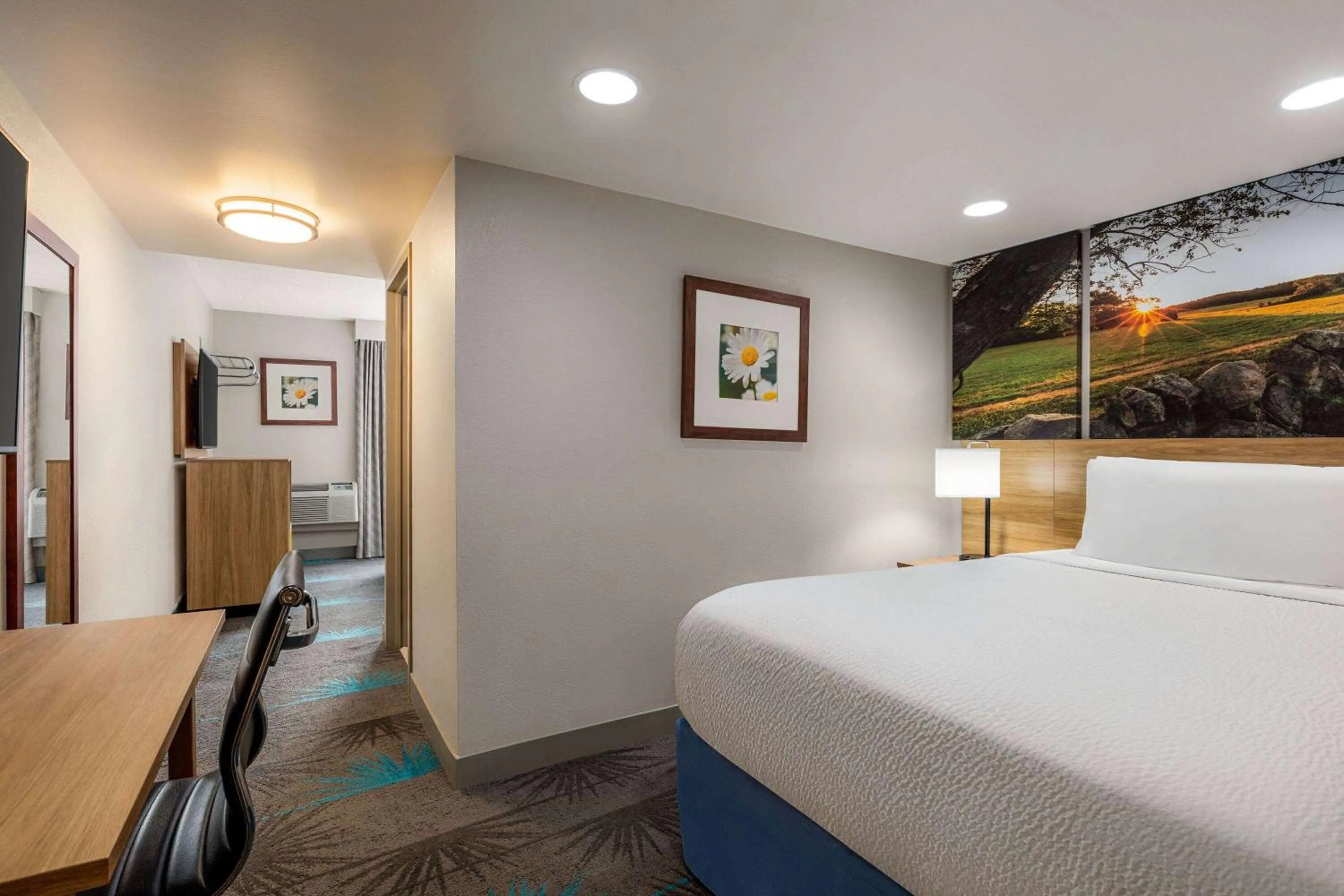 Photo of the whole room, Bed in Days Hotel by Wyndham Allentown Airport / Lehigh Valley