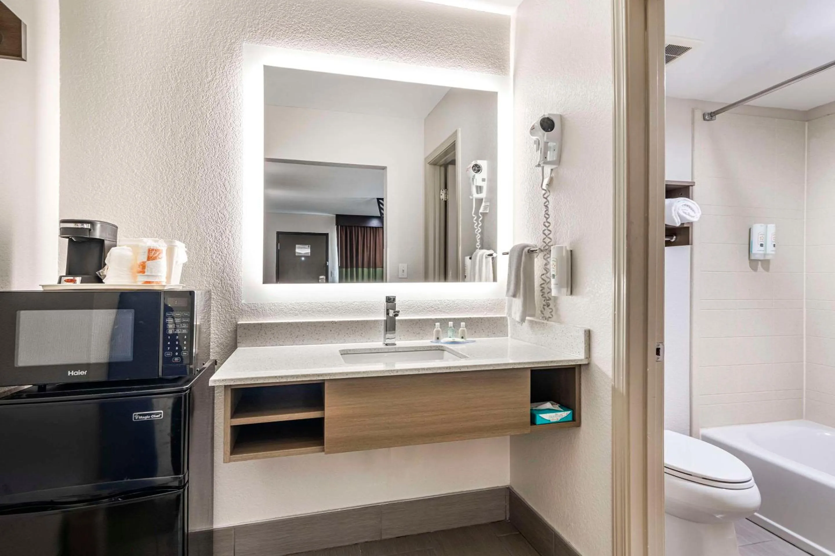 Bedroom in Quality Inn & Suites Athens University Area