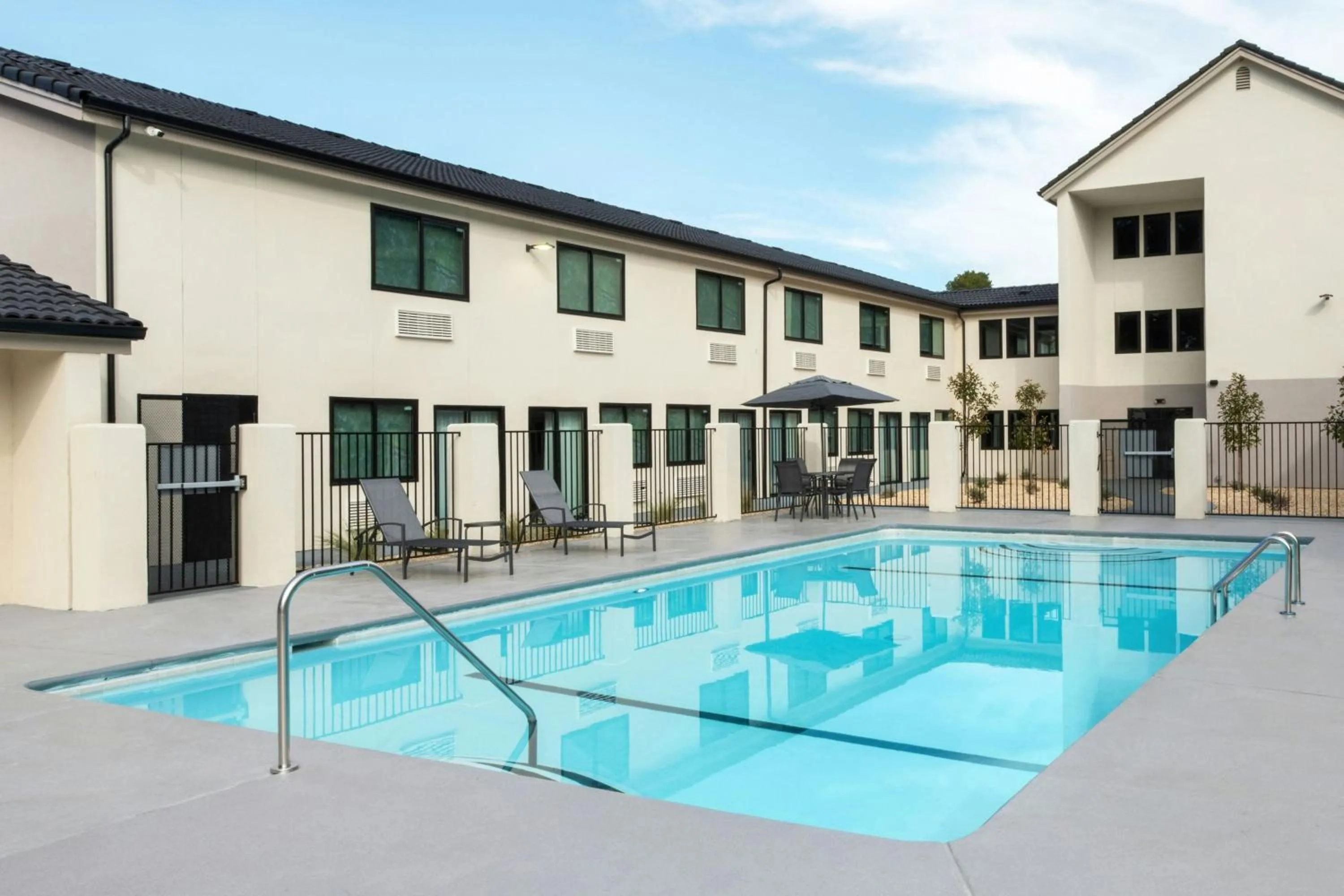 Swimming pool in Fairfield by Marriott Inn & Suites Atascadero