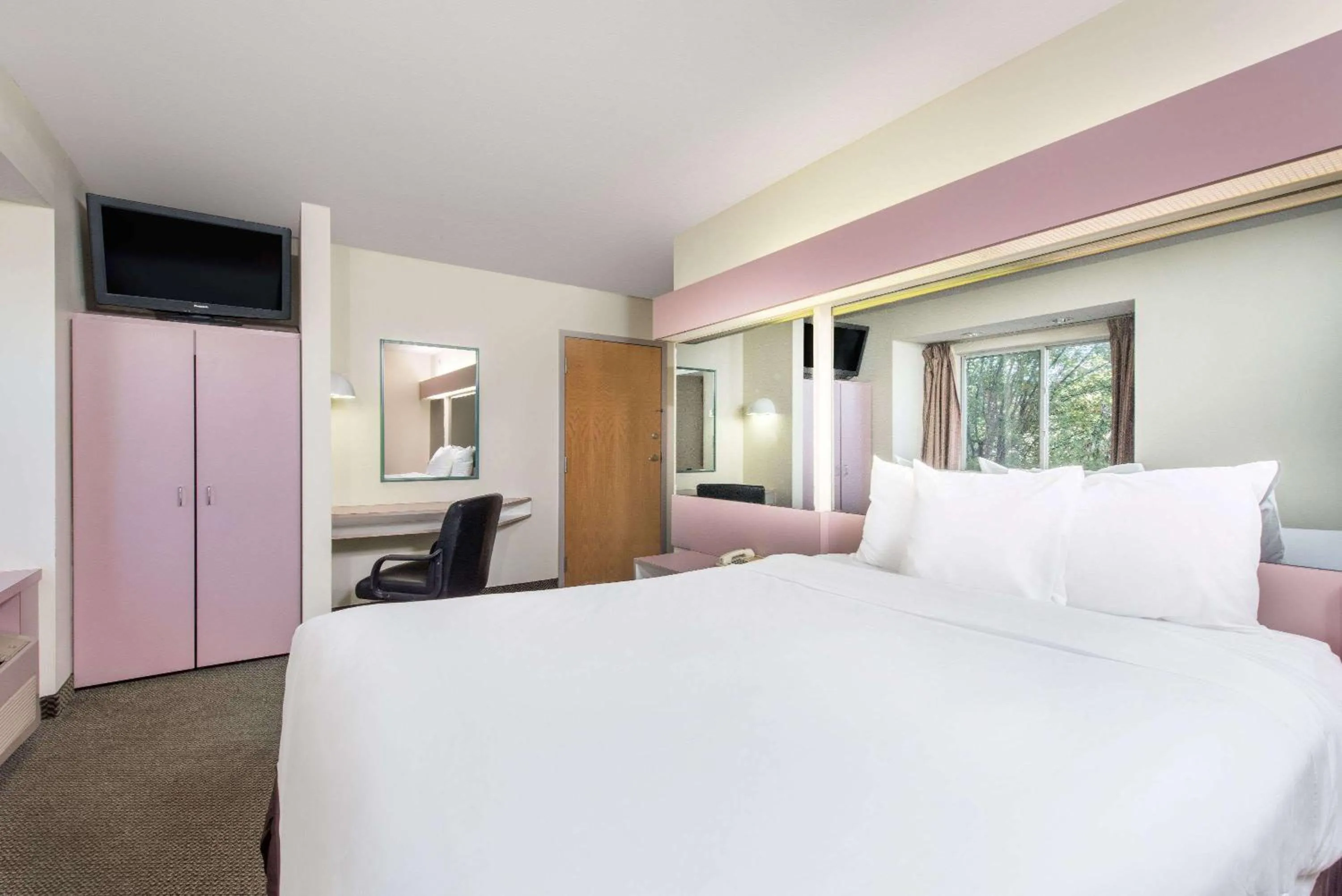 Photo of the whole room, Bed in Knights Inn Allentown