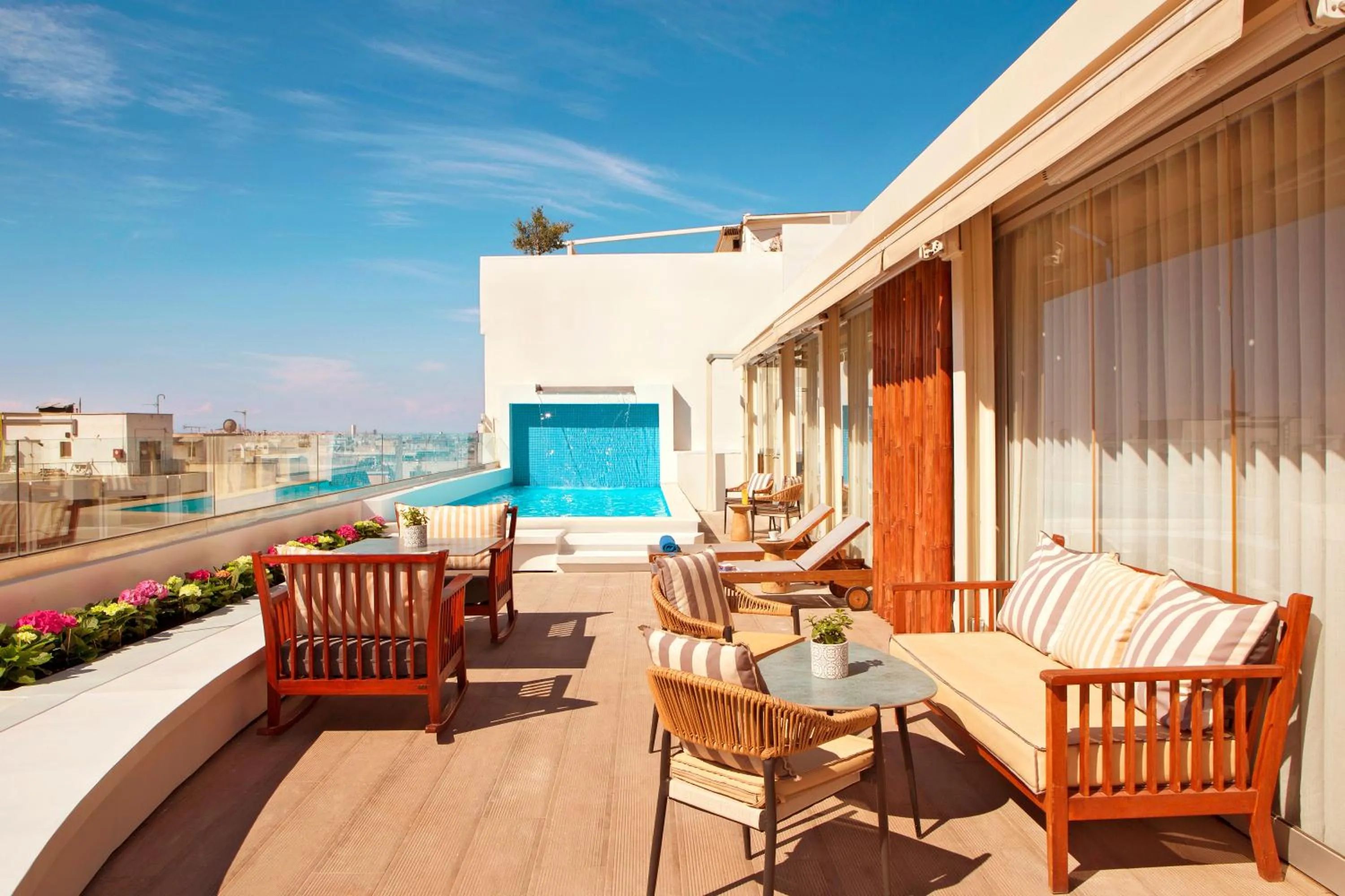 Balcony/Terrace in Zeus Essence Wyndham Athens Residence