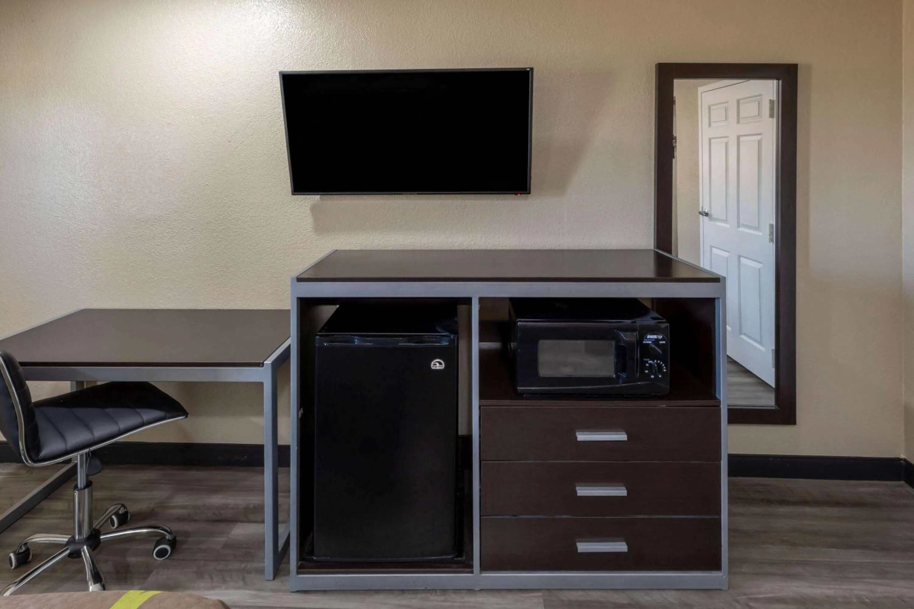 Photo of the whole room in Super 8 by Wyndham Tulsa/Arpt/St Fairgrounds