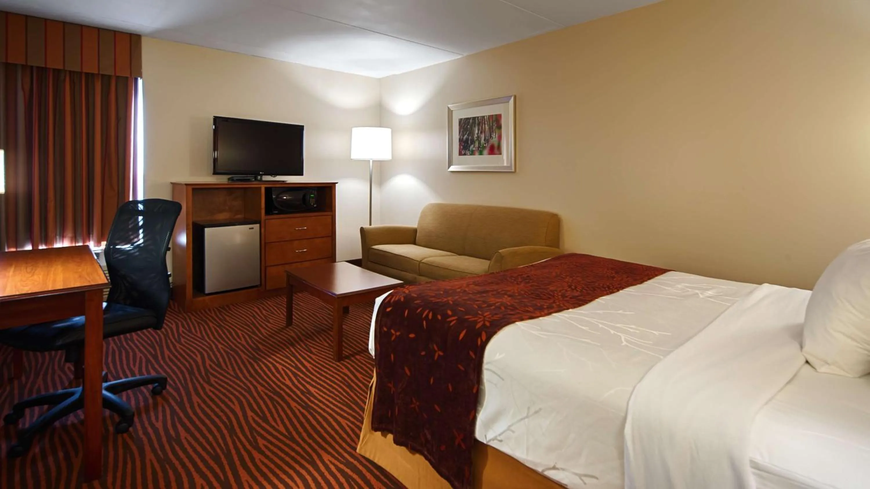 Photo of the whole room, Bed in Best Western Executive Hotel New Haven-West Haven