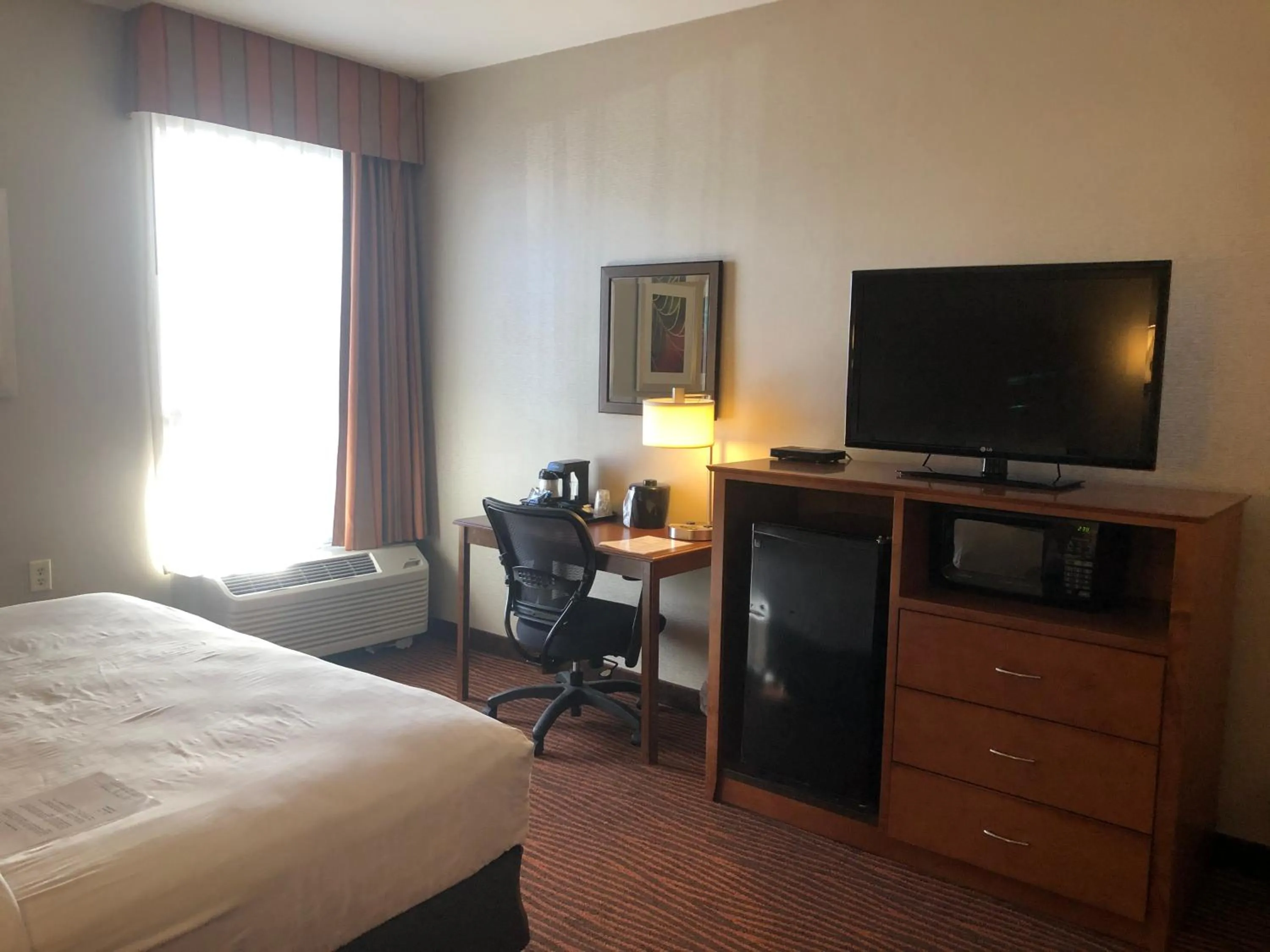 Photo of the whole room, Bed in Best Western Executive Hotel New Haven-West Haven