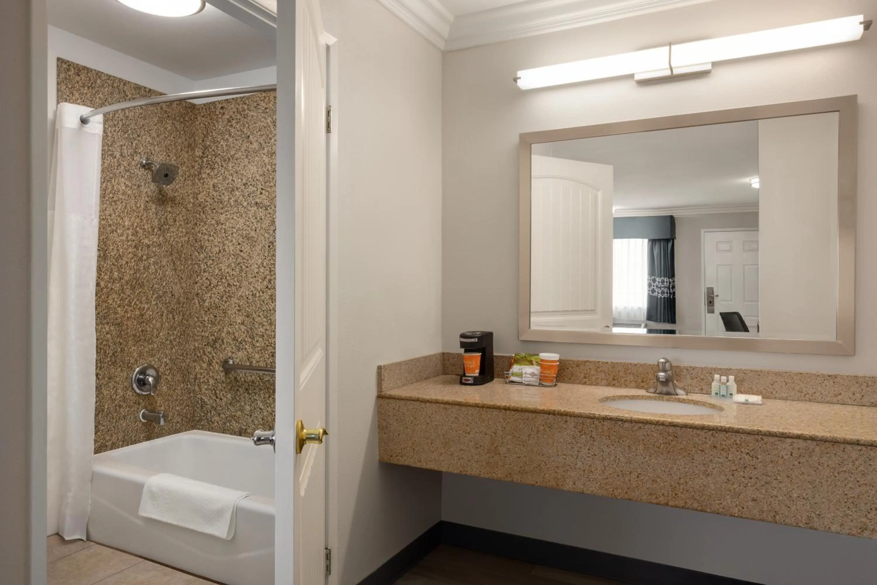 Shower in Quality Inn Lake Elsinore I-15