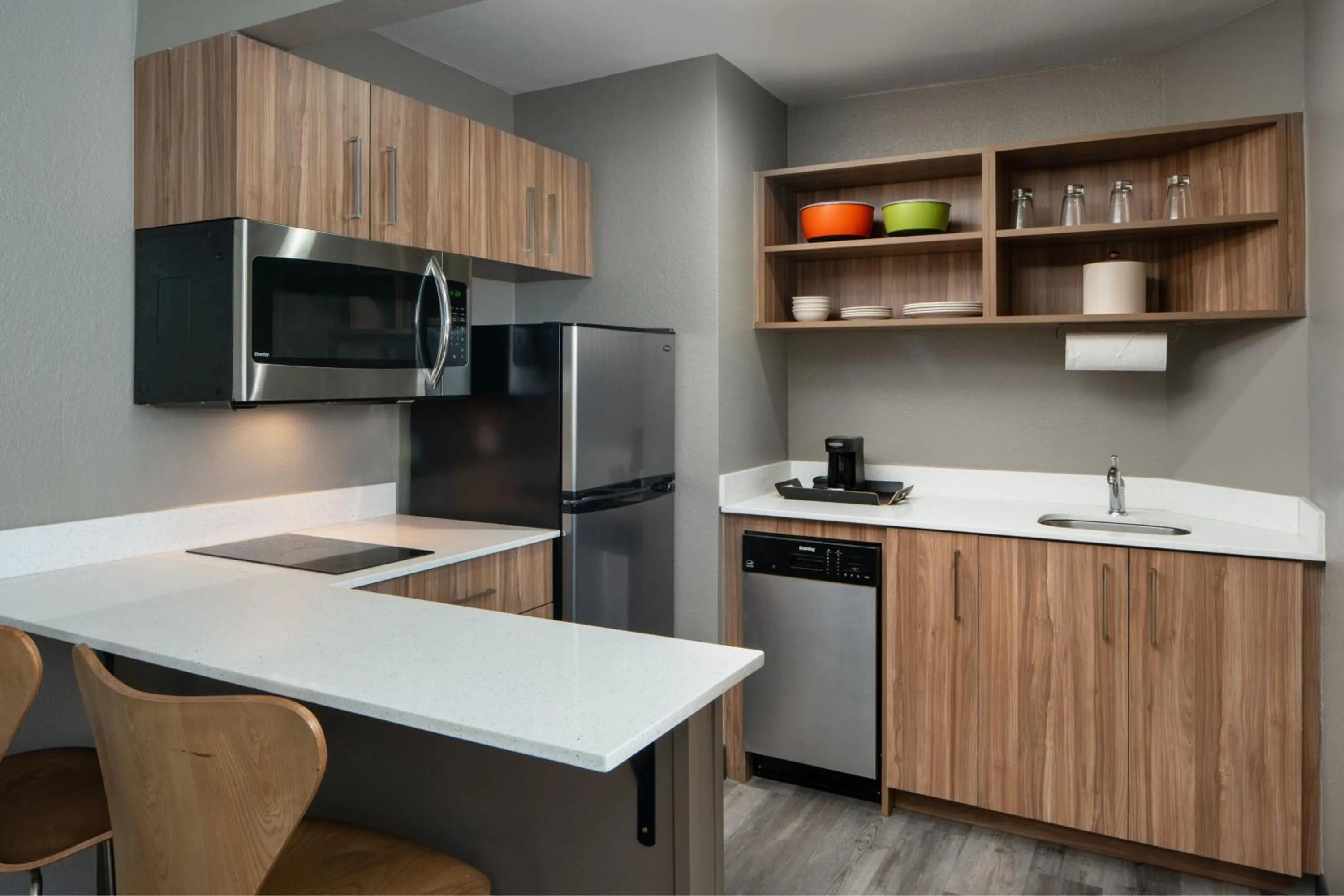 Kitchen or kitchenette in Avalon Hotel & Suites Alexandria