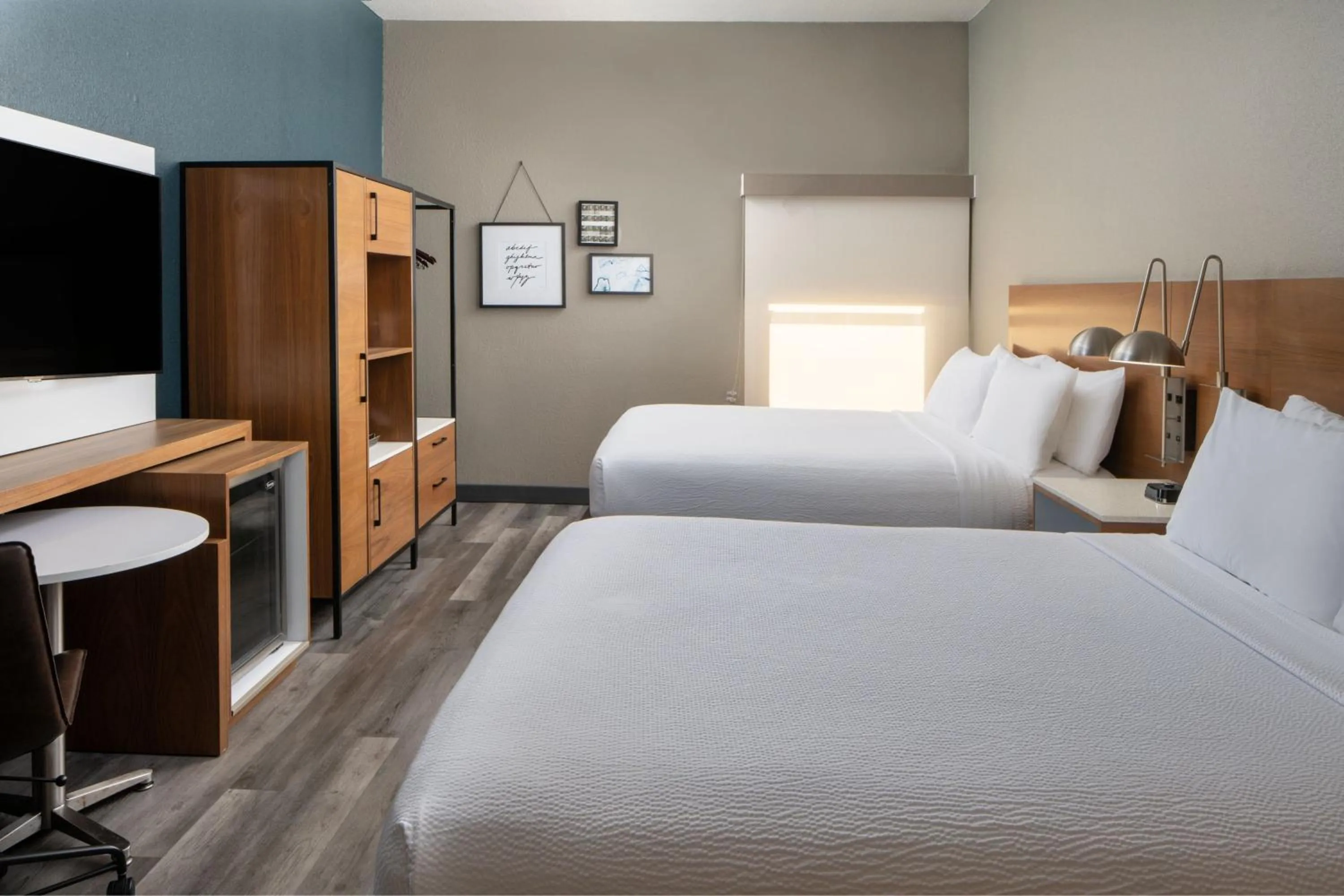 Photo of the whole room, Bed in Avalon Hotel & Suites Alexandria