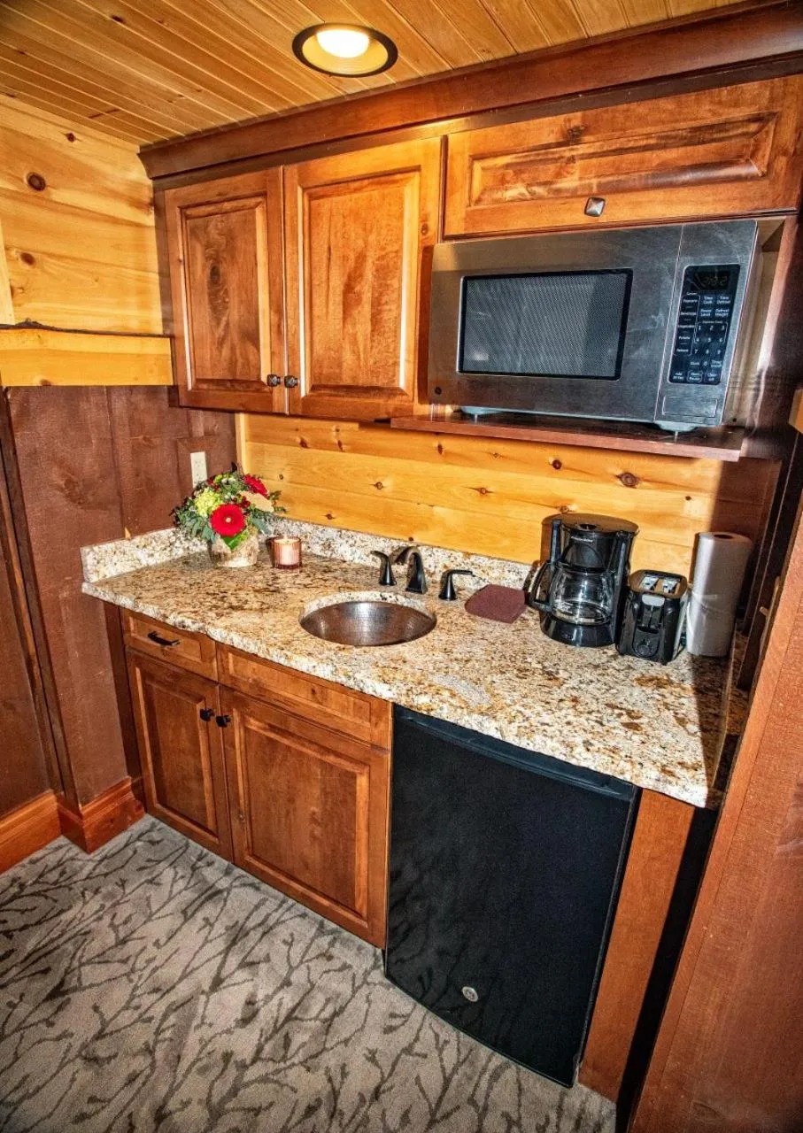 Kitchen or kitchenette in The Lodges at Cresthaven