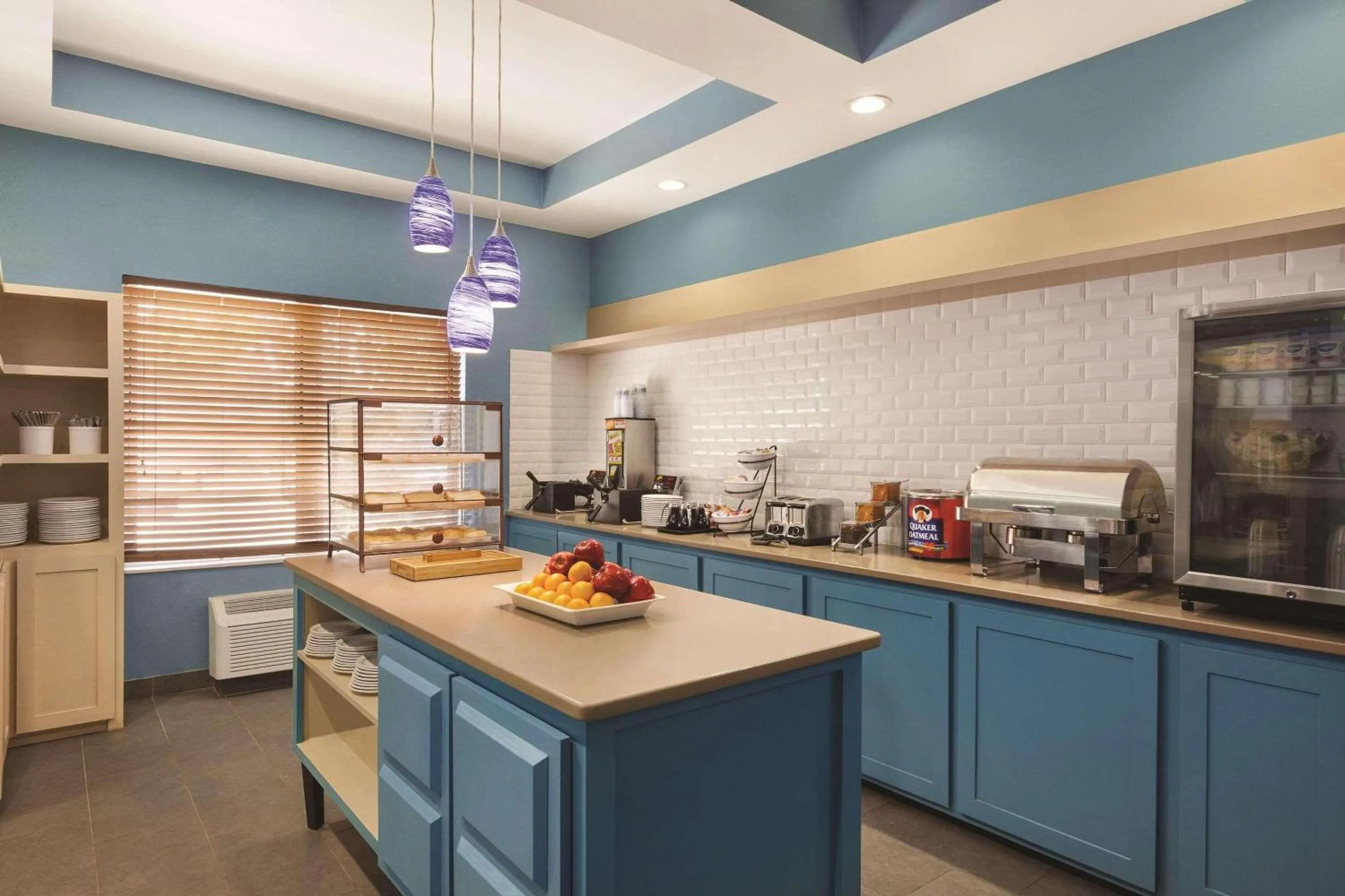 Breakfast in Country Inn & Suites by Radisson, Beaufort West, SC