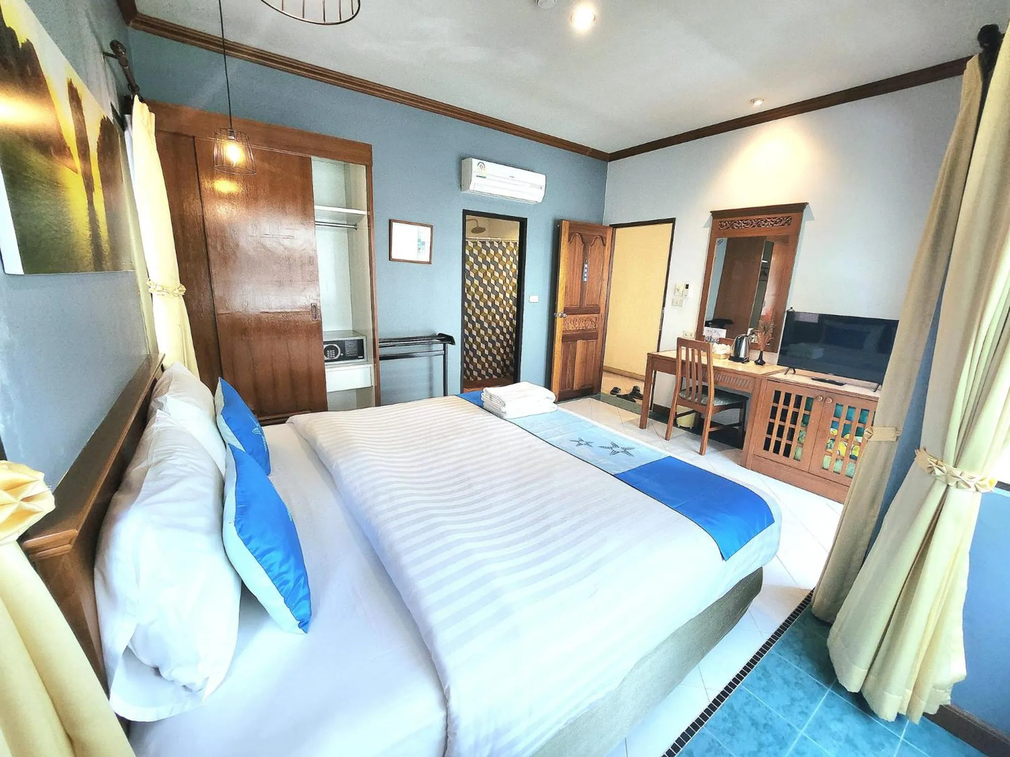 Bedroom, Bed in Sea Front Home Hotel - Patong Beach