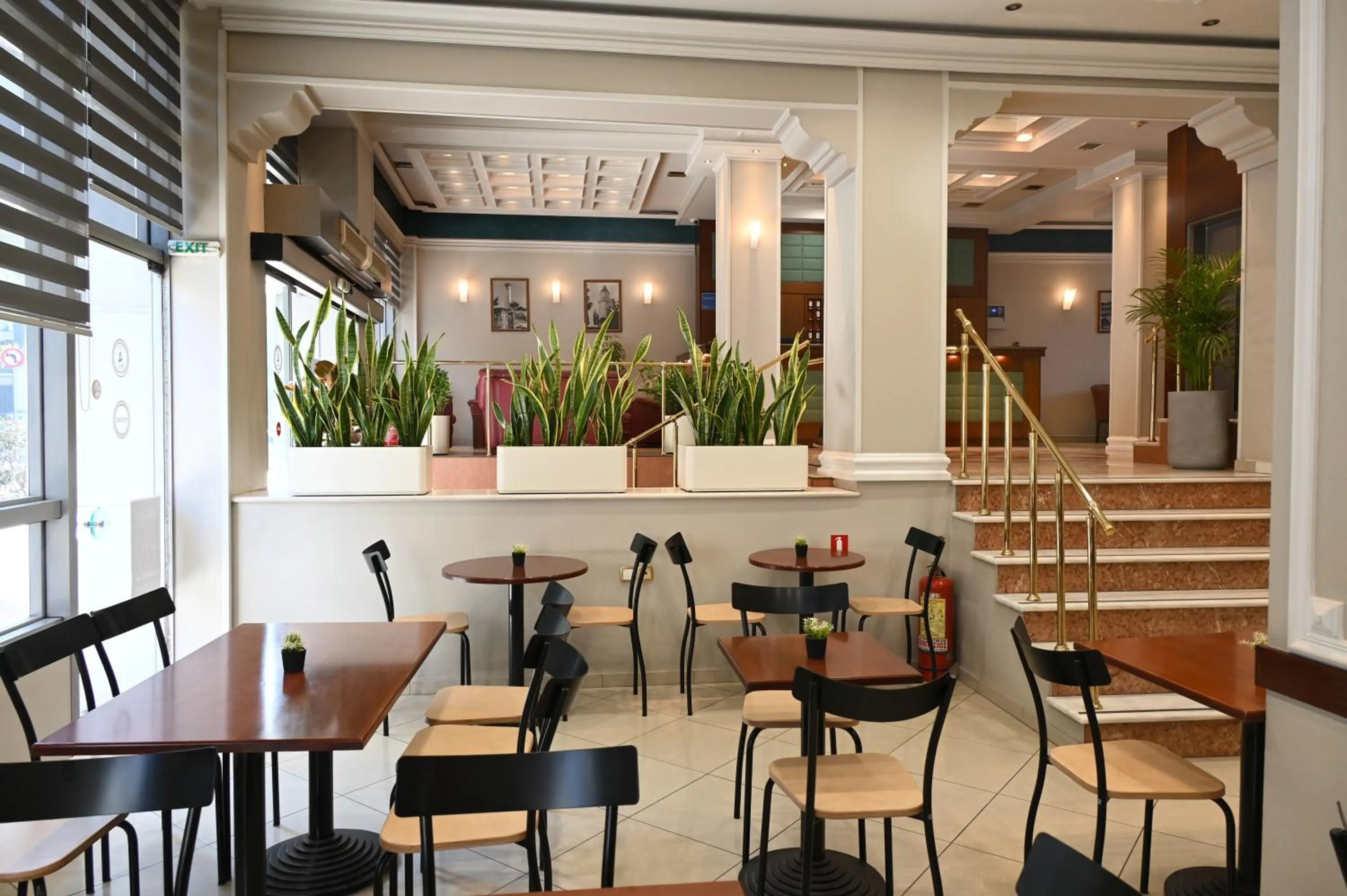 Restaurant/places to eat in Hotel Achillion