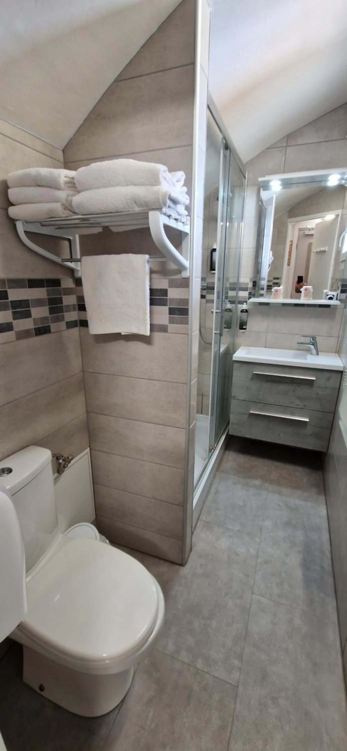 Shower in Hôtel Port Beach