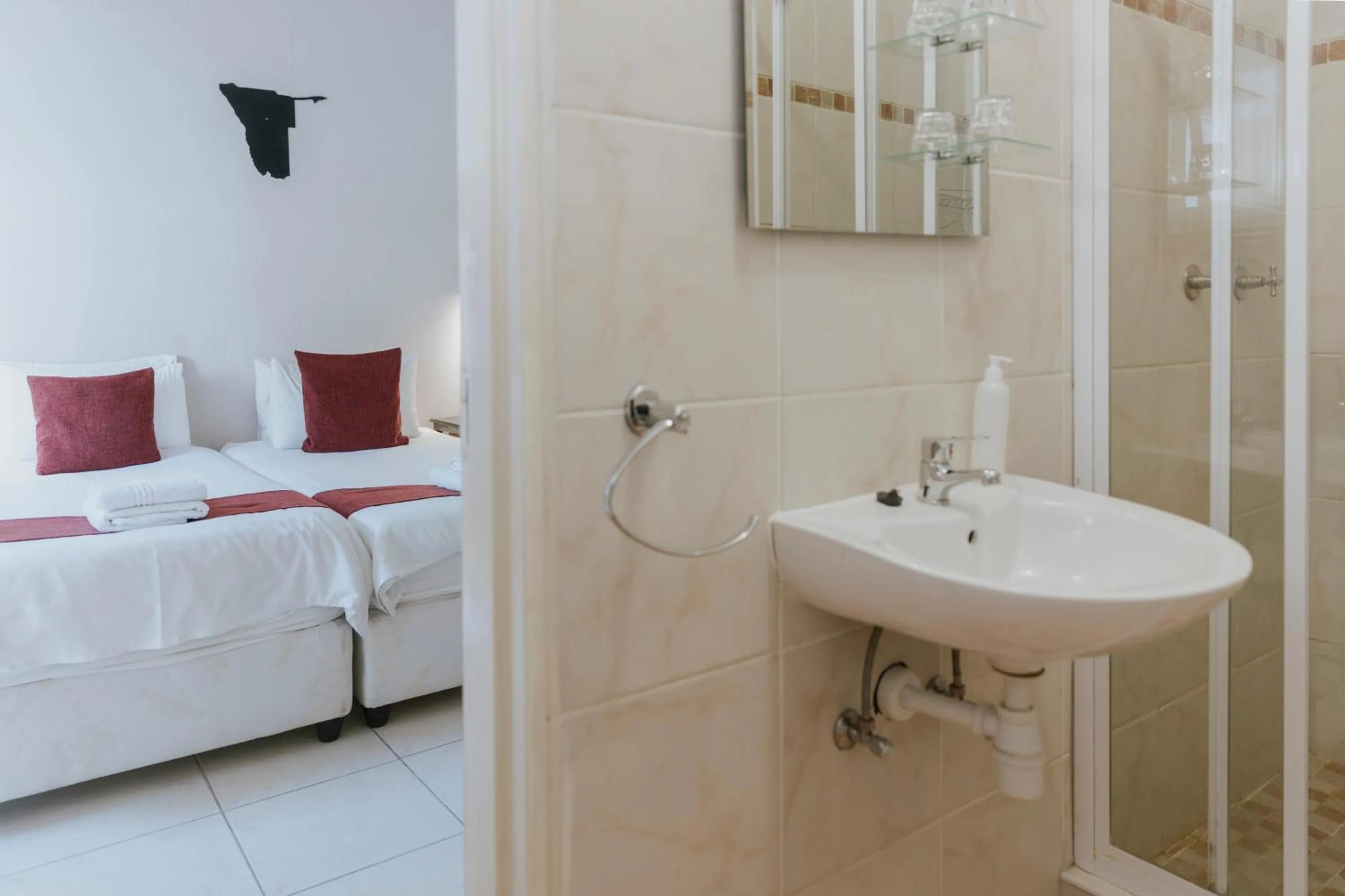 Bathroom, Bed in Hotel Uhland