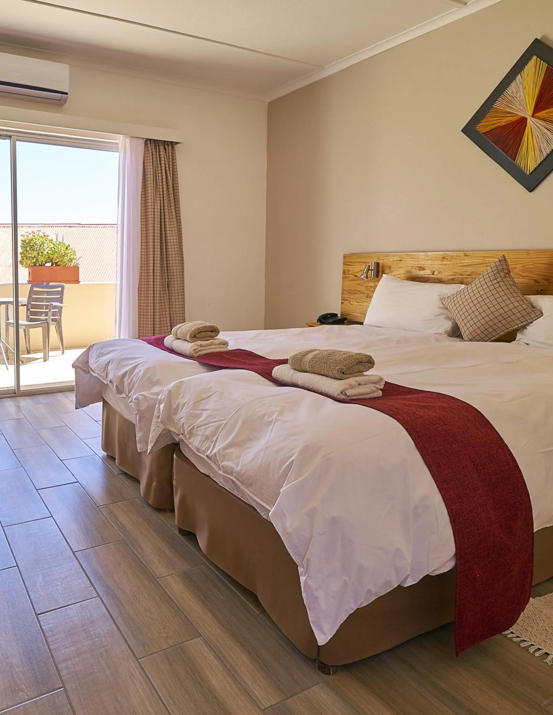 Inner courtyard view, Bed in Hotel Uhland